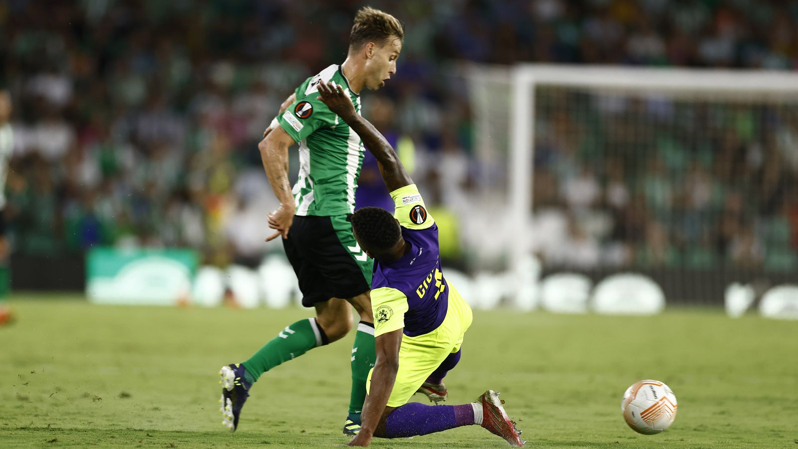 Canales se escapa con fuerza de un futbolista del Ludogorets.