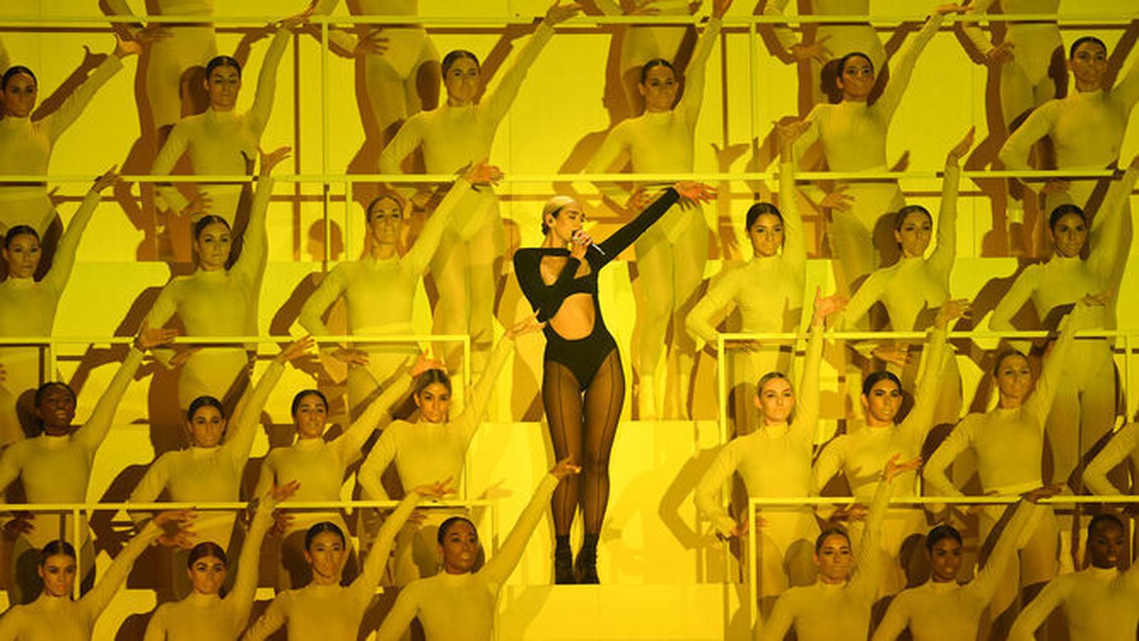 Dua Lipa en el número con el que se abría la gala 2019 en Sevilla