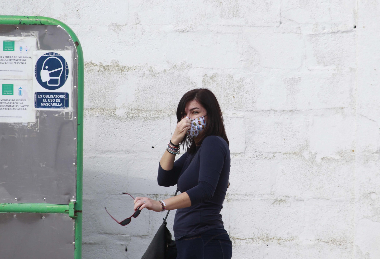 Una mujer se dirige al último cribado en Los Barrios.