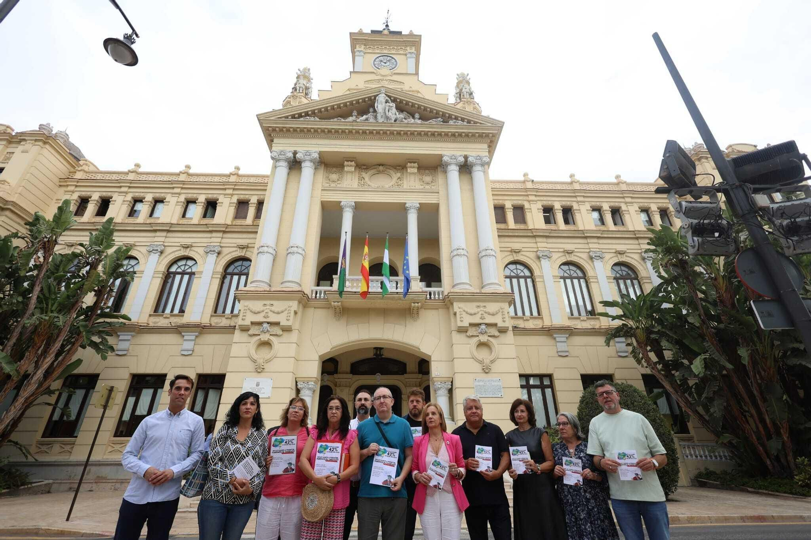 La Iniciativa Contra el Tarifazo y representantes de la oposición frente al Ayuntamiento. La Iniciativa Contra el Tarifazo y representantes de la oposición frente al Ayuntamiento.