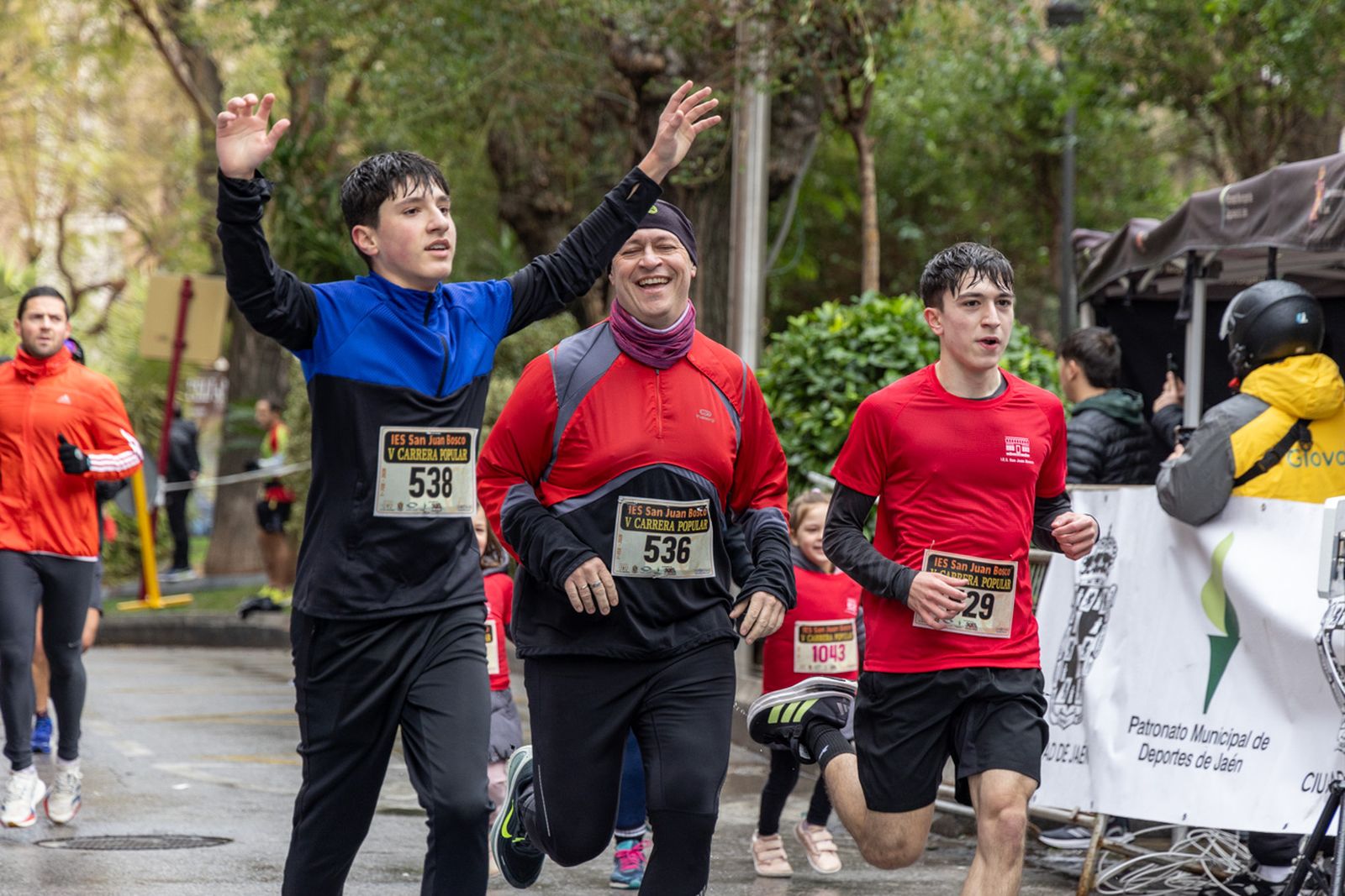 En imágenes: la lluvia no frena a más de un millar de corredores en la V Carrera Popular del IES San Juan Bosco (2)