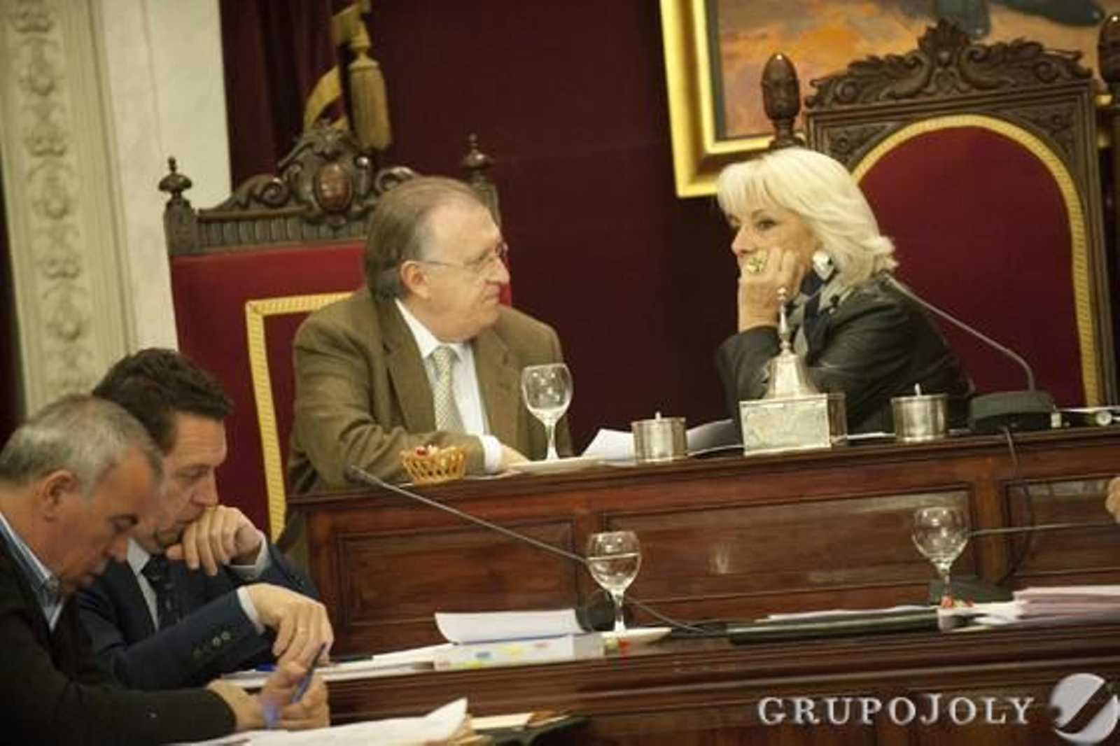 Momentos de tensión en el último pleno del año en el Ayuntamiento de Cádiz por las protestas de las empleadas de Limasa, que fueron desalojadas por la Policía. 

Foto: Joaquin Hernandez Kiki
