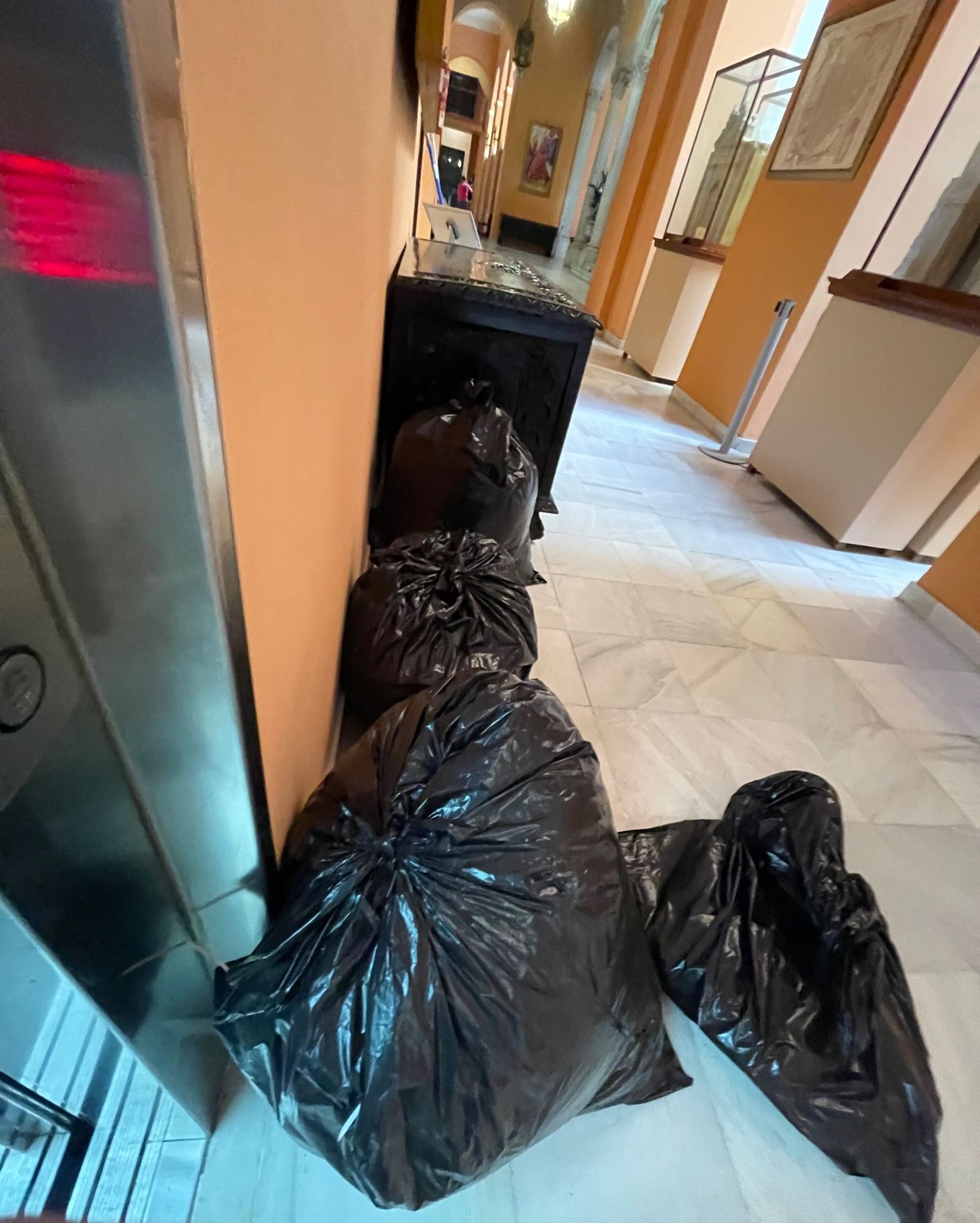 Basura con documentación triturada sacada ayer del Ayuntamiento.