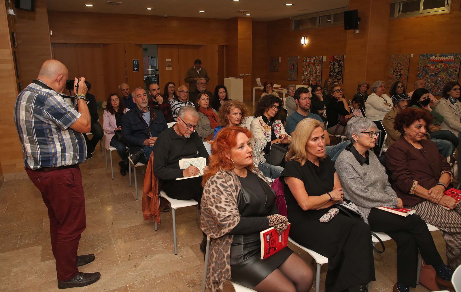 Fotos de la presentación del libro  'Emociones a Contraluz' del grupo literario Infusiónate en Algeciras