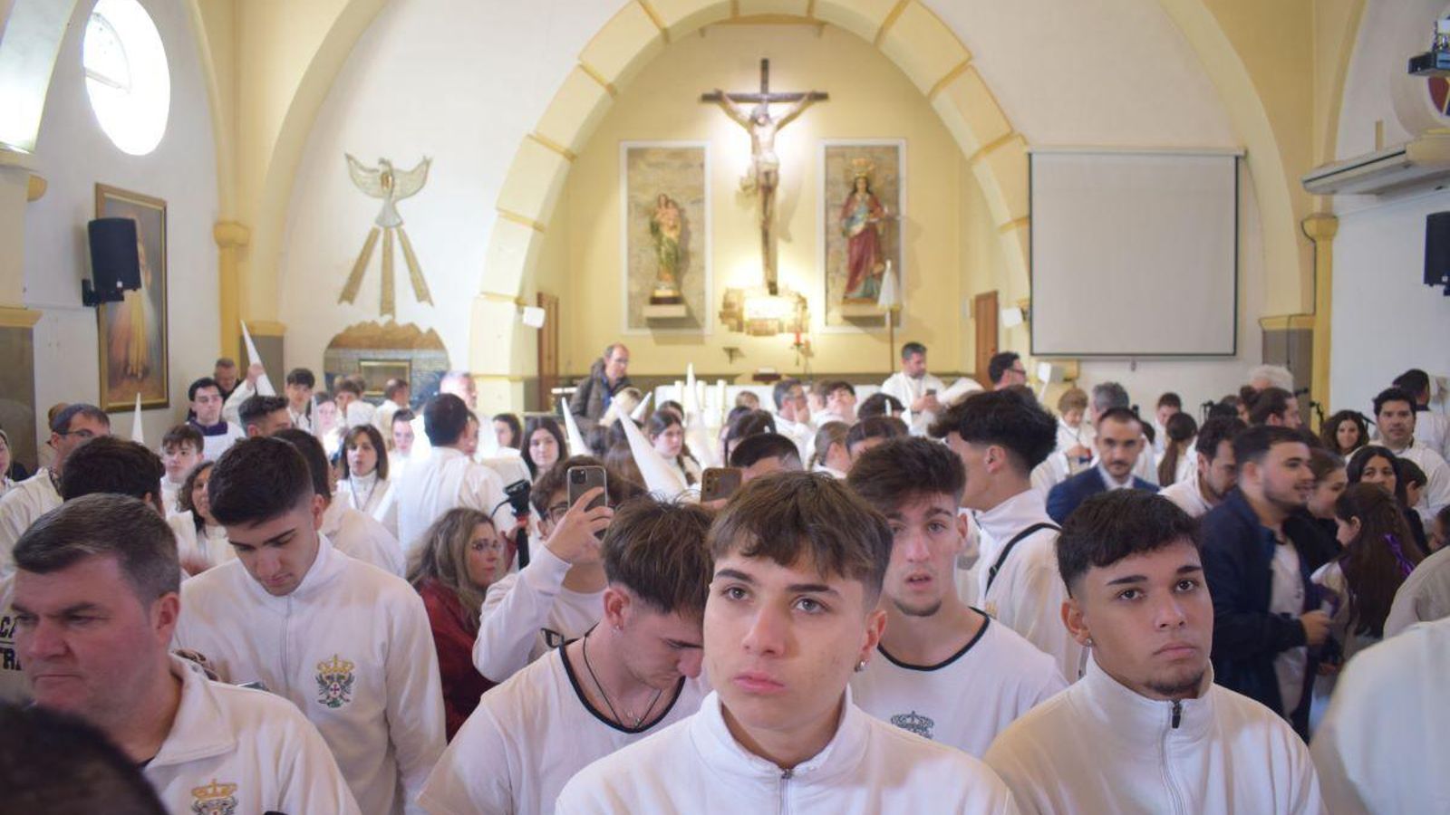Costaleros del Cautivo frente al paso.