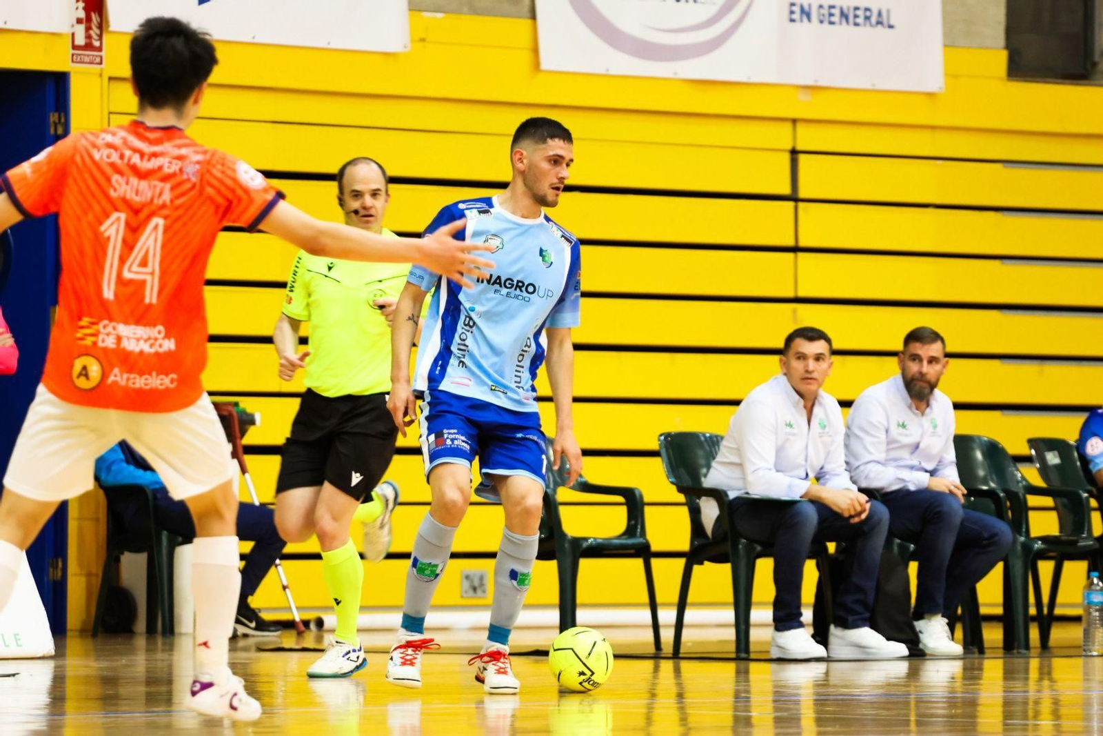 Pope, autor de un póker, se detiene con el balón en busca de las posibles opciones de pase.