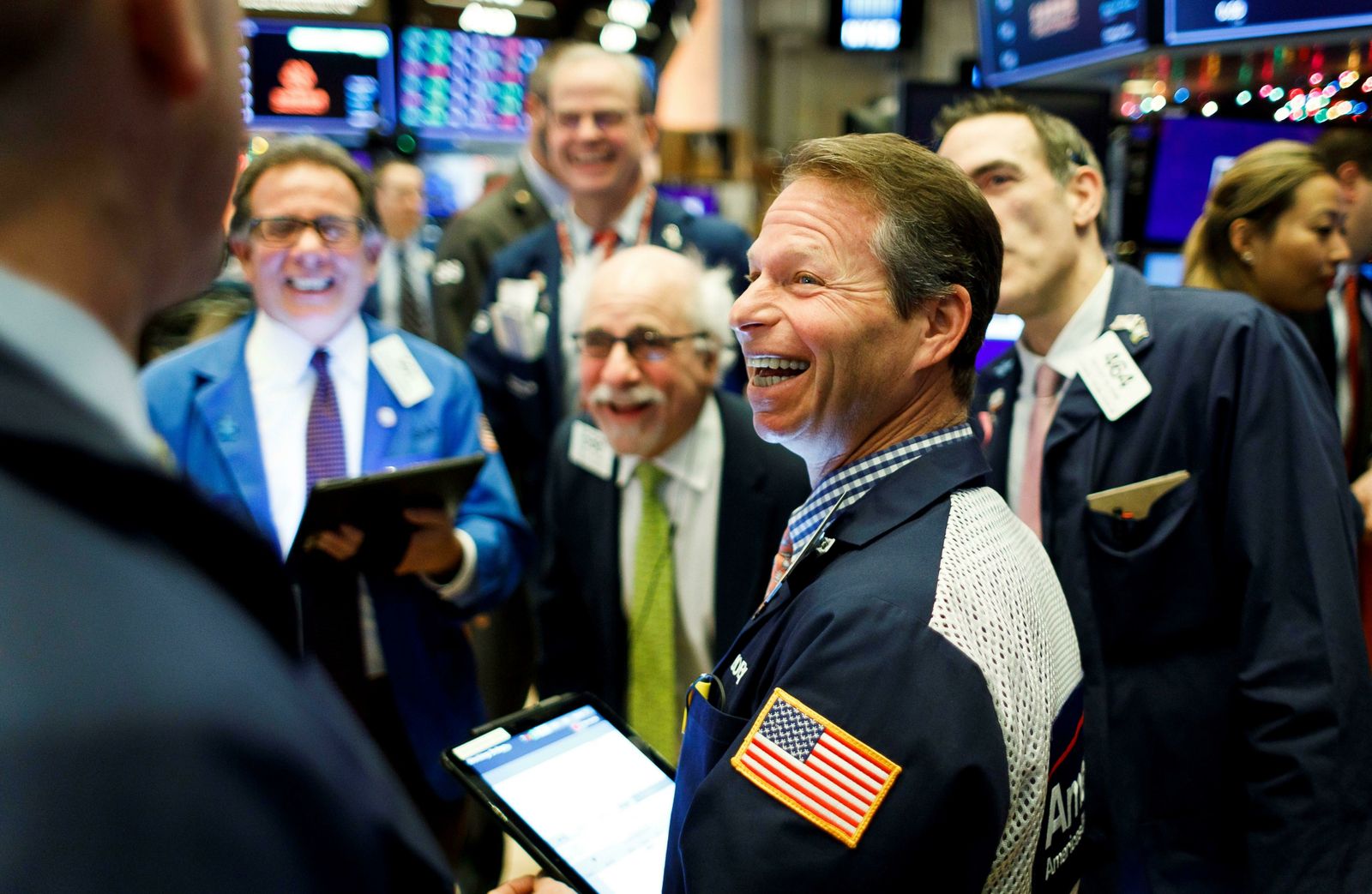 Varios corredores de bolsa sonríen en la apertura de Wall Street.