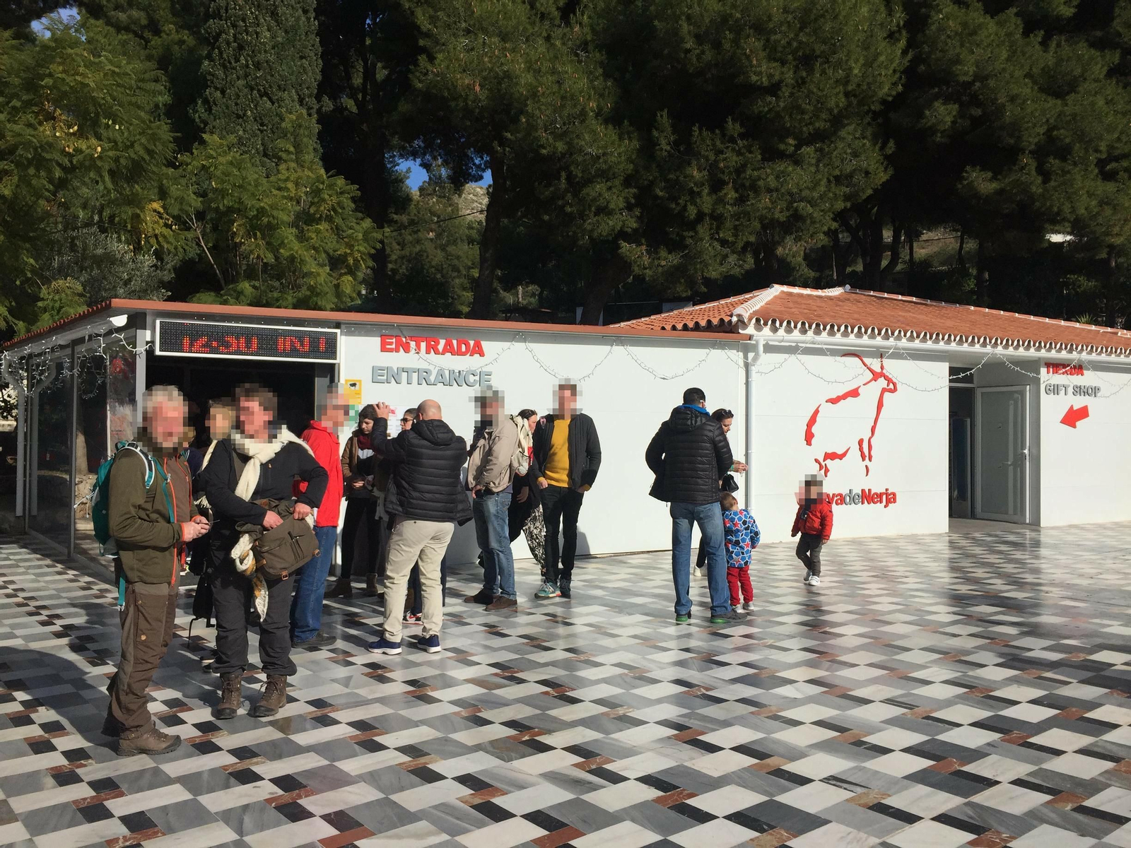 Visitantes en la entrada de la Cueva de Nerja.
