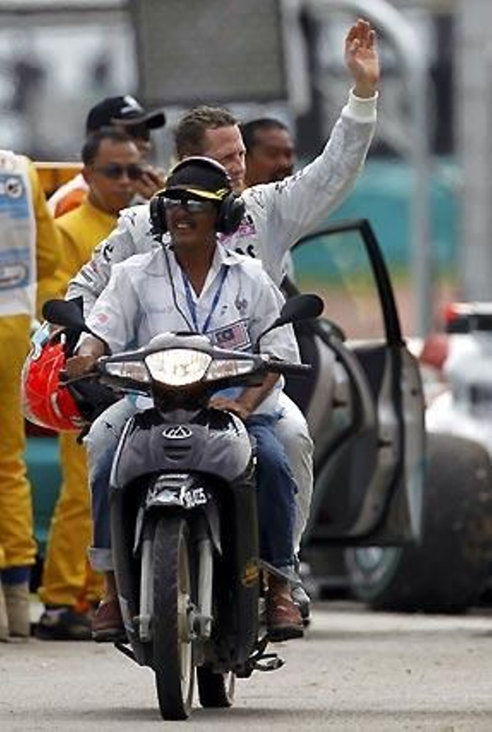 Michael Schumacher abandona el trazado de Sepang en moto.

Foto: Reuters / Afp Photo / Efe