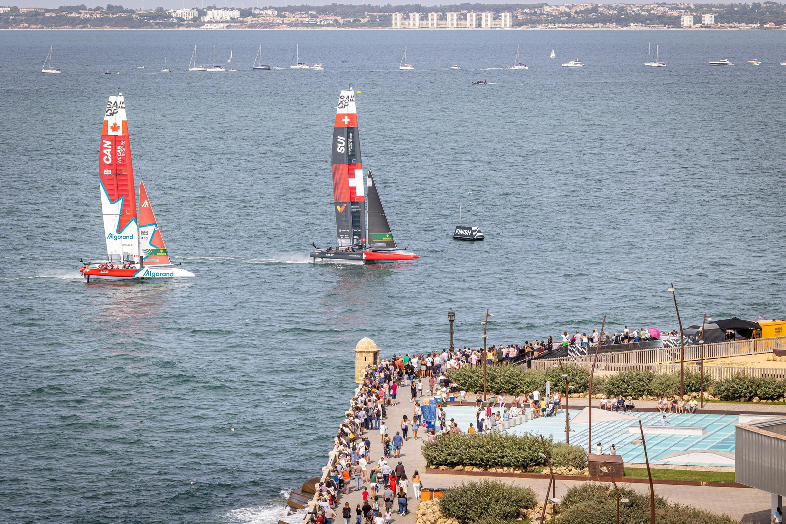 Búscate en SailGP Cádiz: La ciudad disfruta del ambiente del domingo con las actividades, las carreras y los bares