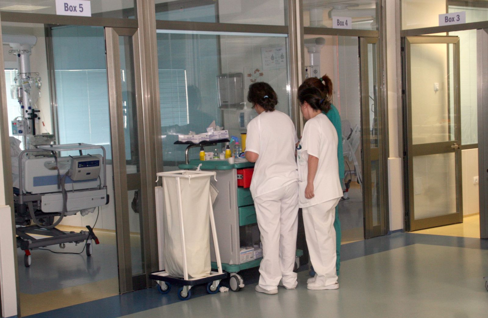 Enfermeras acceden a su puesto de trabajo en un centro hospitalario.