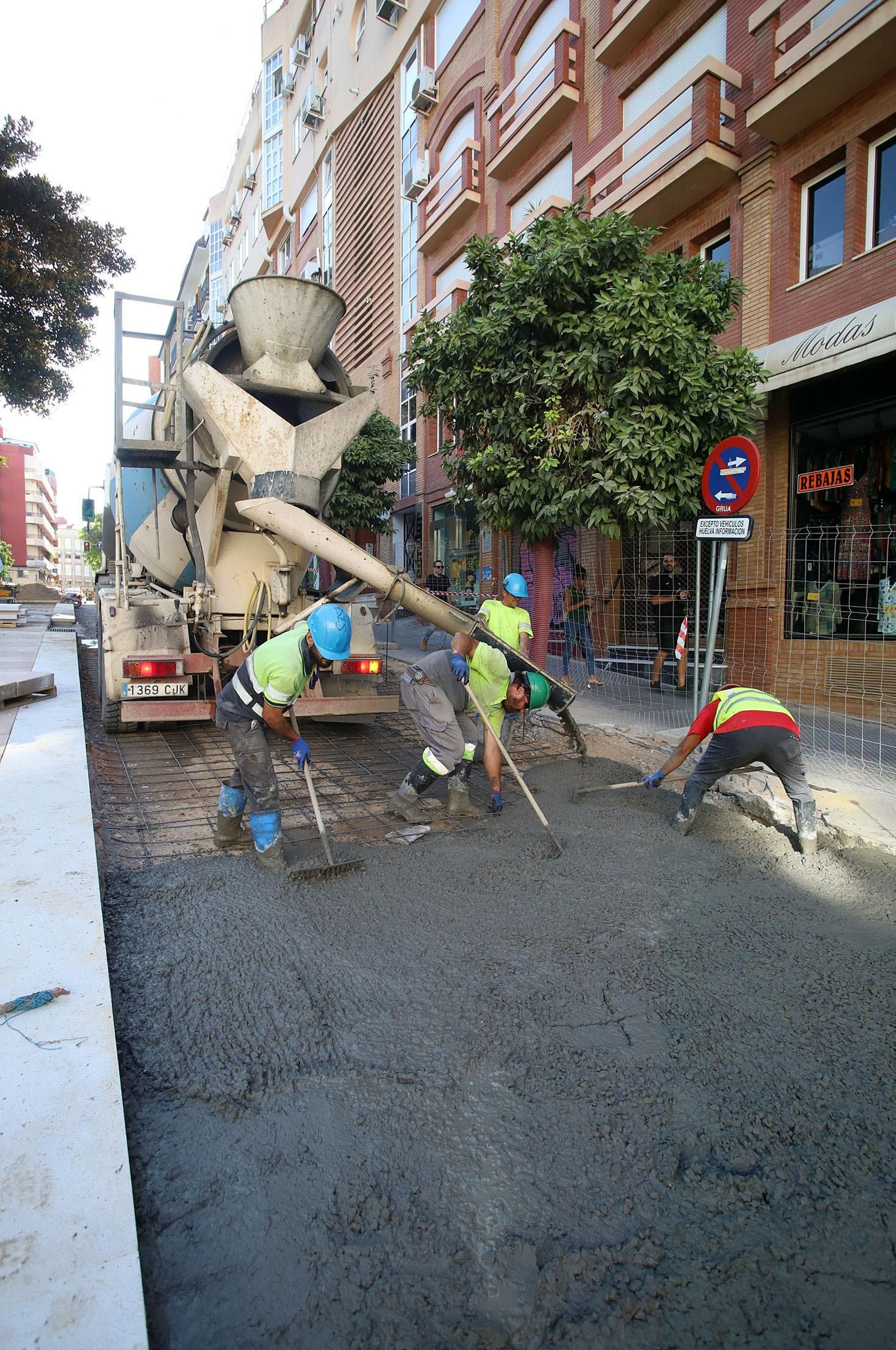 Imágenes de la visita de Pilar Miranda a las obras de peatonalización en la calle Méndez Núñez