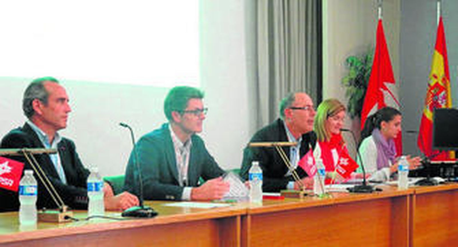 El director de la refinería, Miguel Pérez de la Blanca, ayer durante la apertura de la jornada.