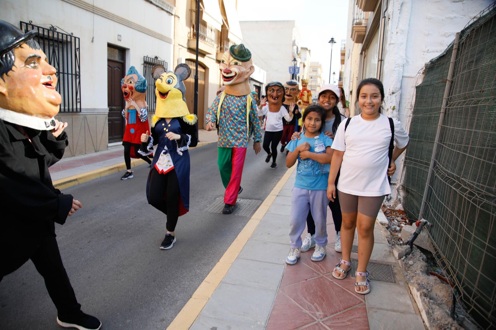 Desfile de Gigantes y Cabezudos de Vera, en imágenes