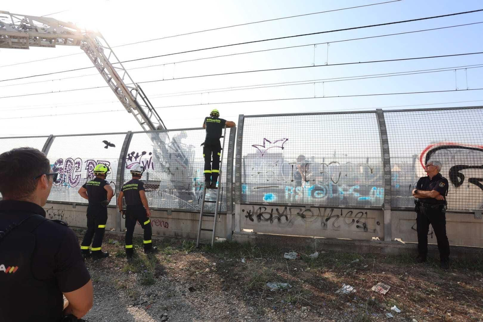 Rescate de un anciano desorientado en las vías del tren