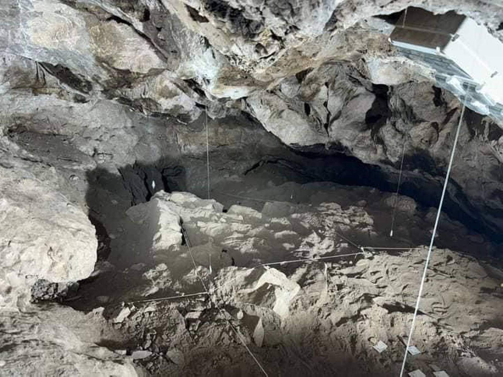 Los hallazgos de restos humanos de la edad del Cobre, en la cueva del río Cuadros, en Bedmar, en imágenes