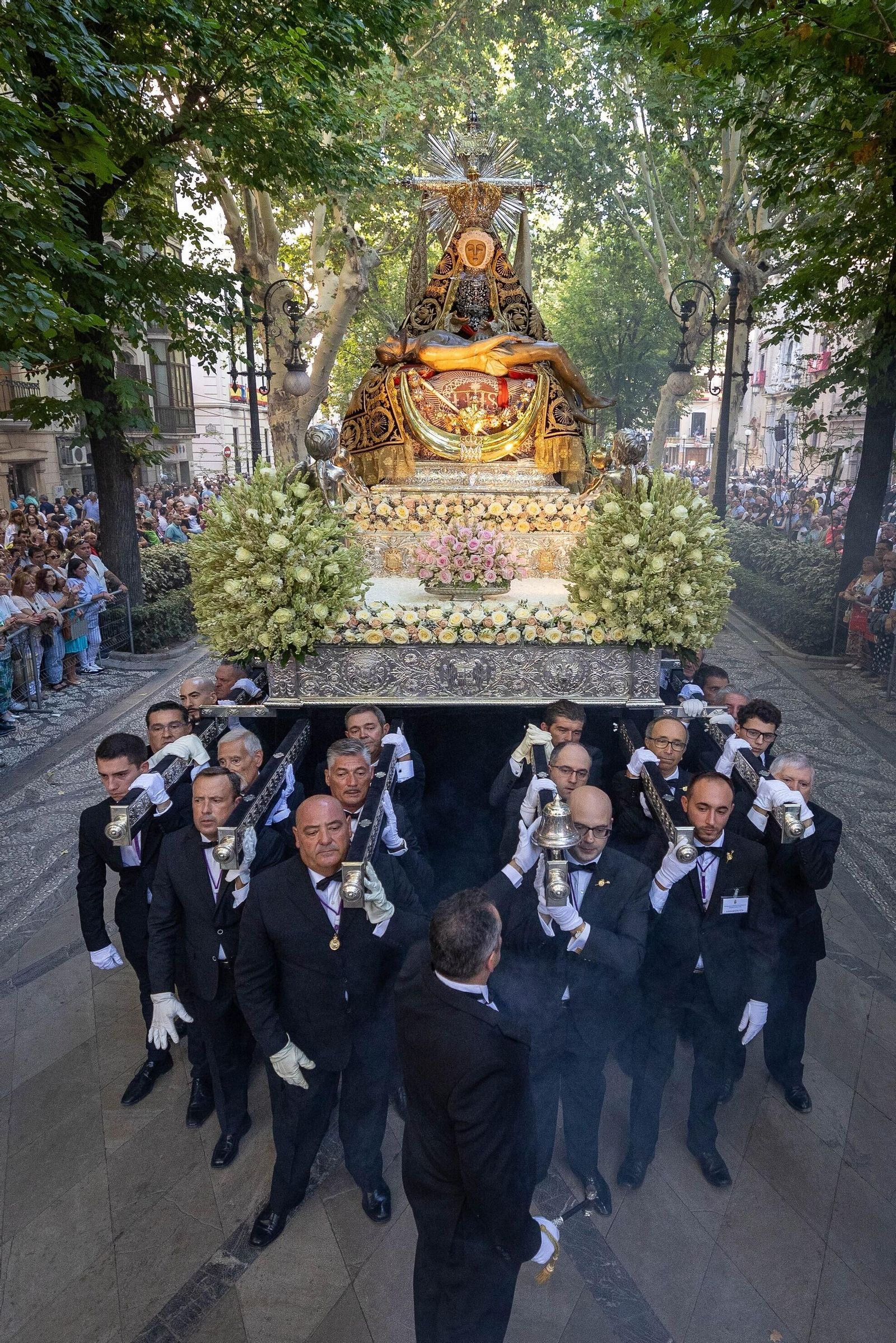 Fotos: así ha sido la procesión de la Virgen de las Angustias de Granada
