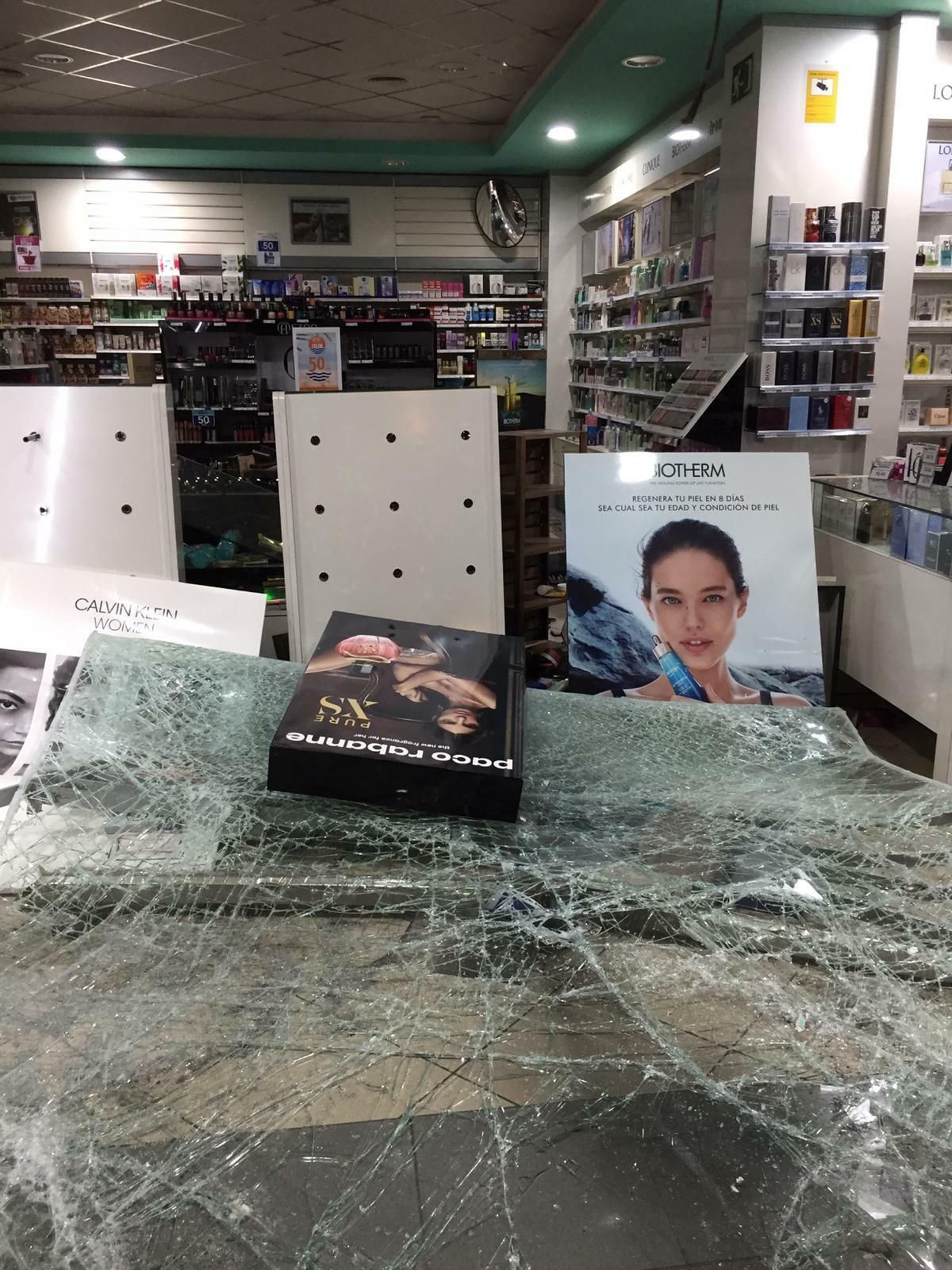 Cristales rotos y destrozos en otra de las tiendas.