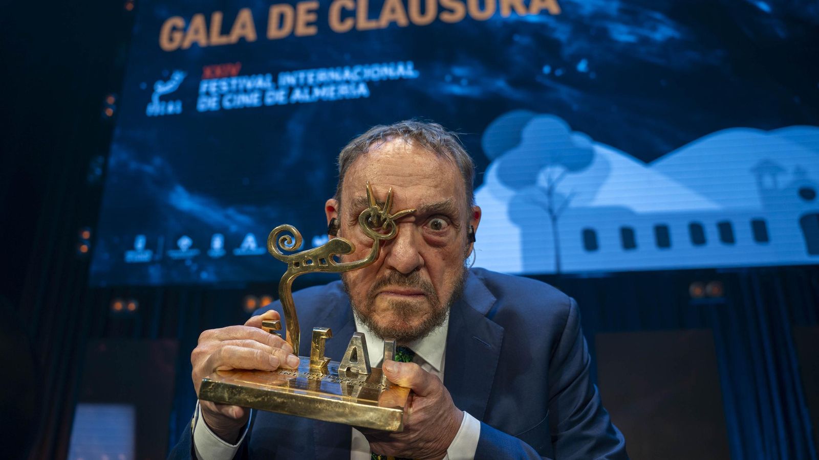 El actor internacional John Rhys-Davies mostrando su Premio Almería Tierra de Cine.