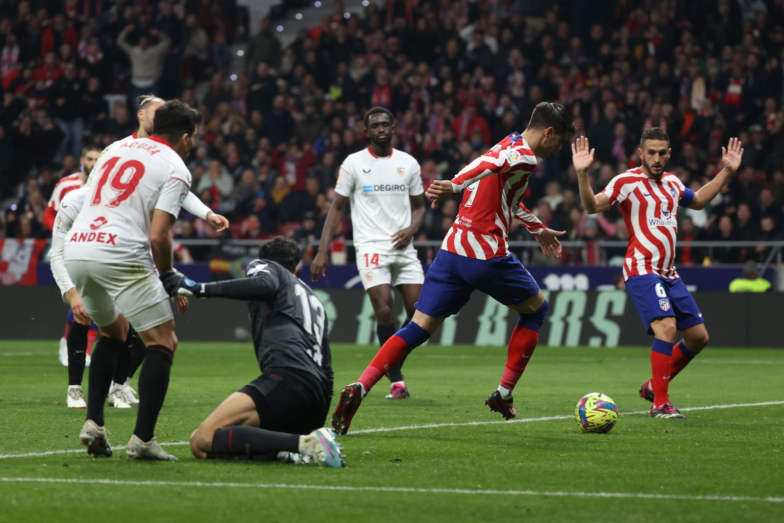 Acuña, con Bono, observa cómo Morata se dispone a marcar.