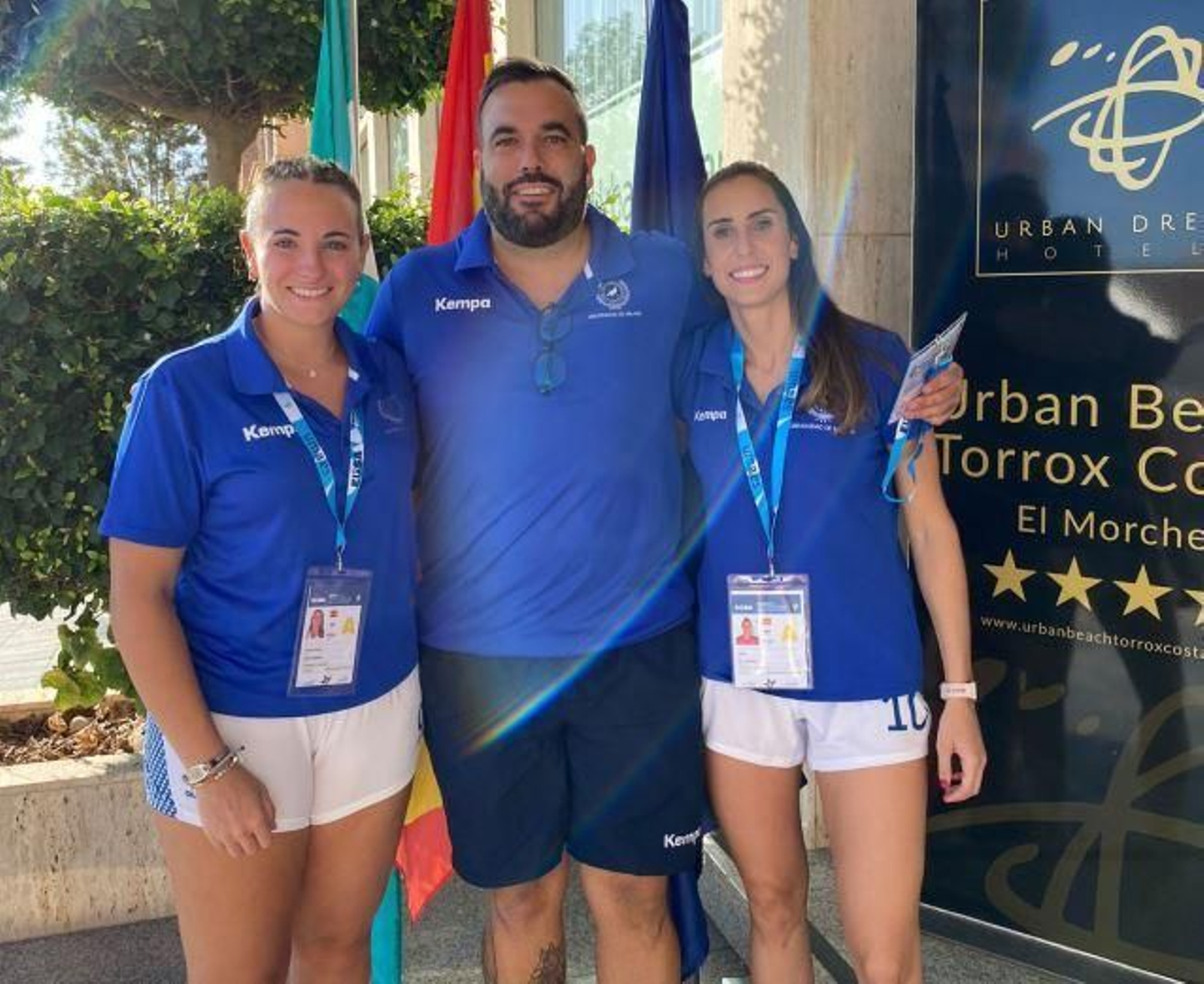 Pedro Soria, flanqueado por Laura Gil y Laura Pérez.