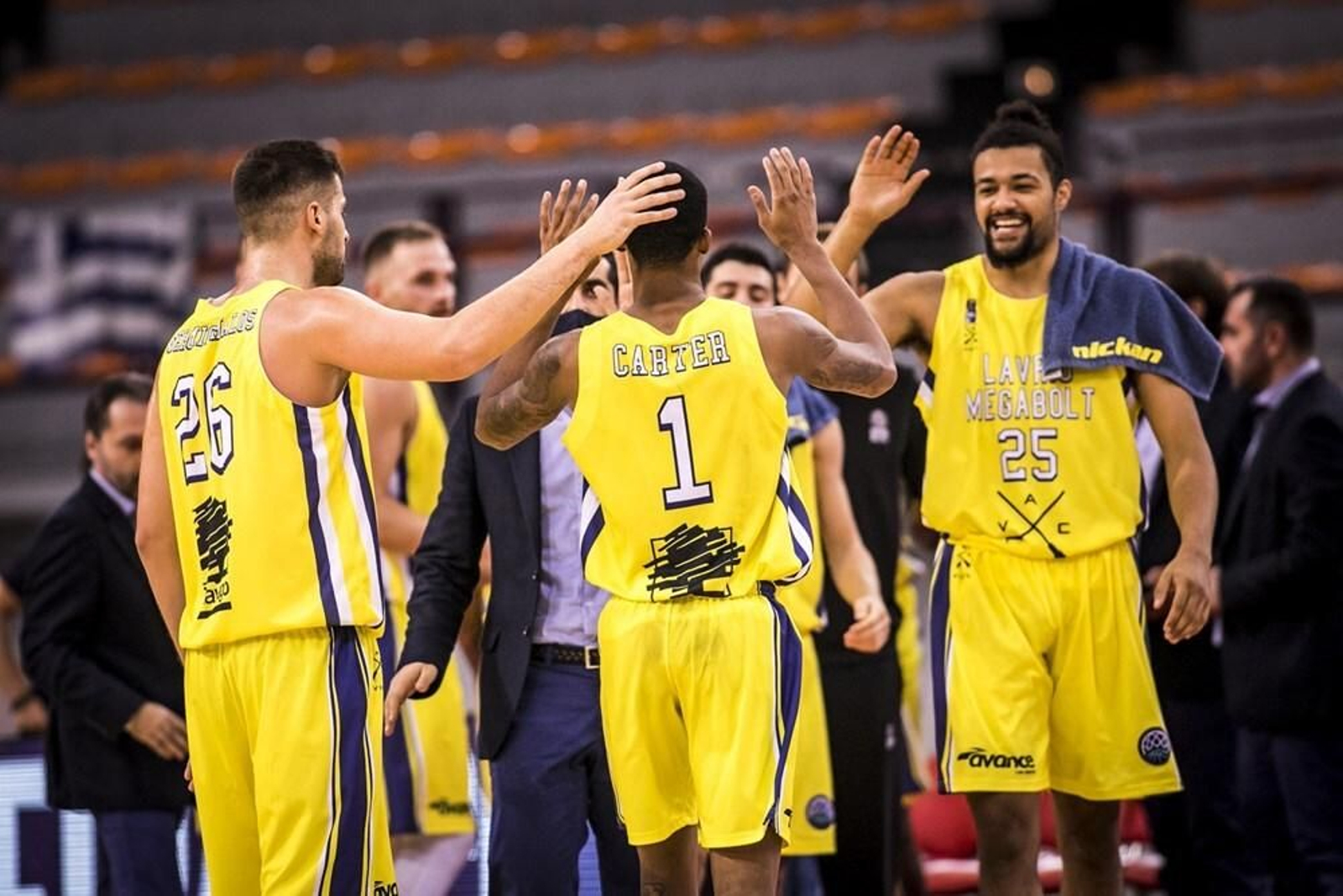 Tyson Carter, felicitado por sus compañeros con Serelis al fondo.