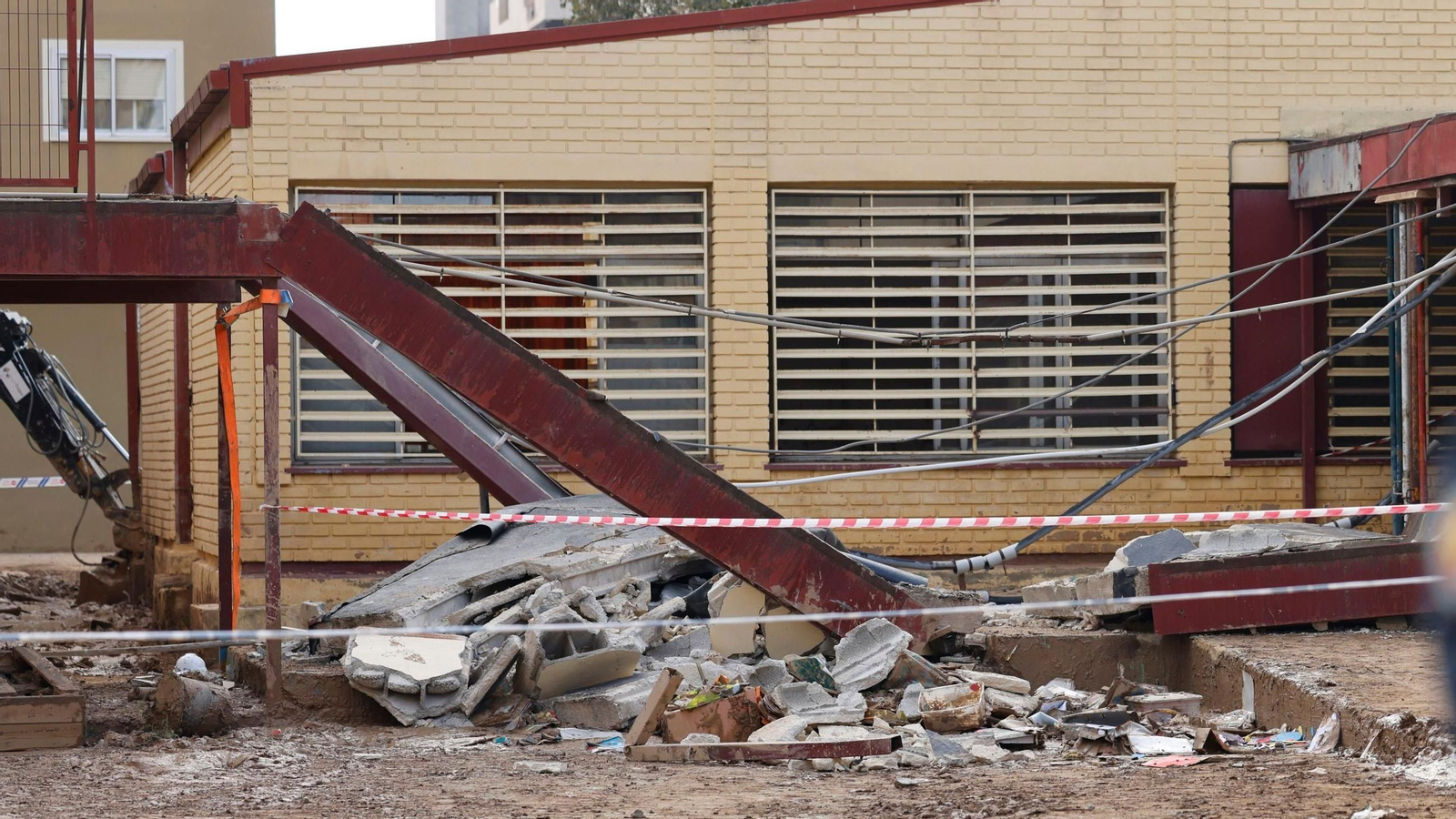 Derrumbe del tejado del colegio de Masanasa. Derrumbe del tejado del colegio de Masanasa.