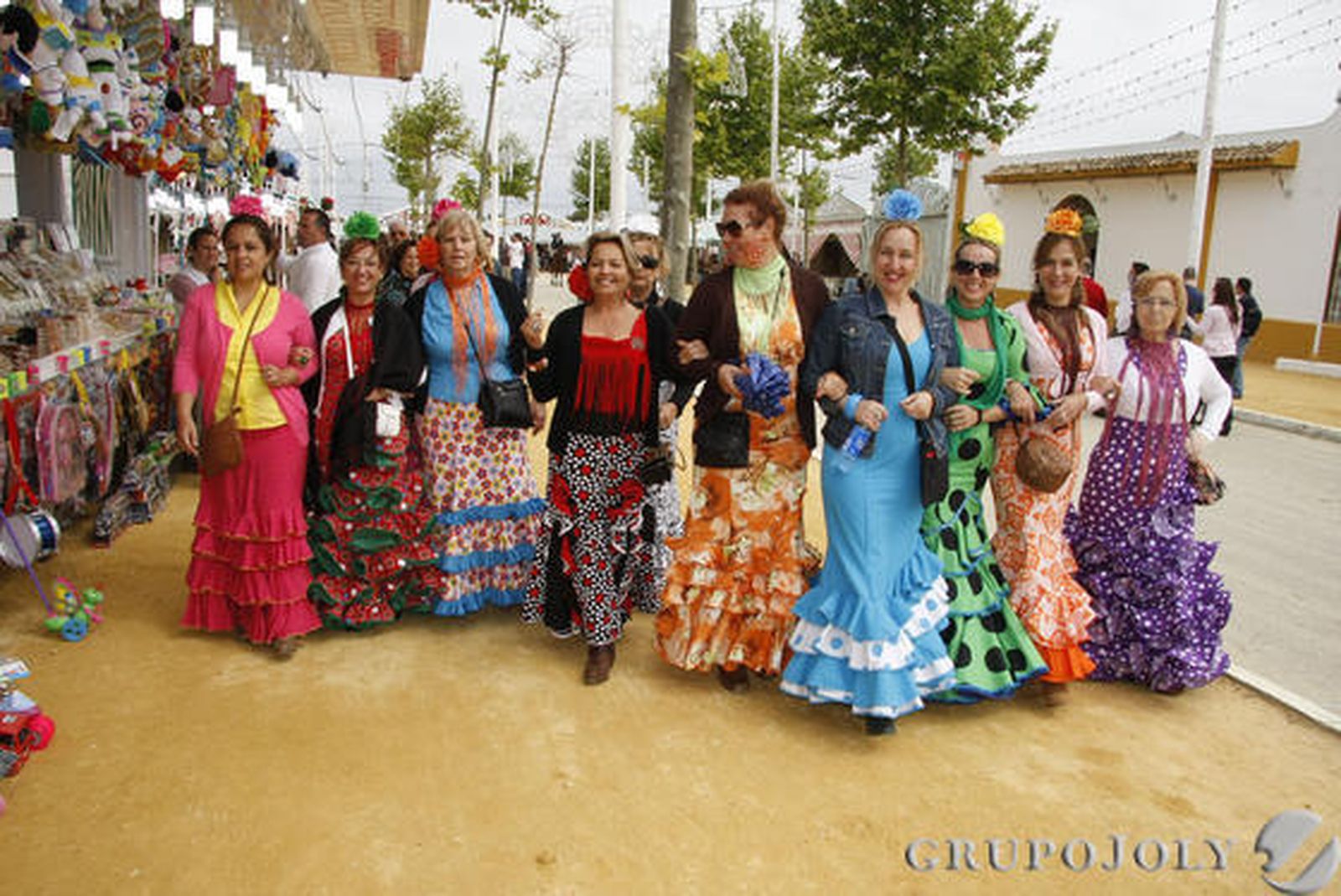 Un grupo de mujeres algo abrigadas paseando en la tarde de ayer por el recinto ferial.   Foto: Andr?Mora /Fito Carreto