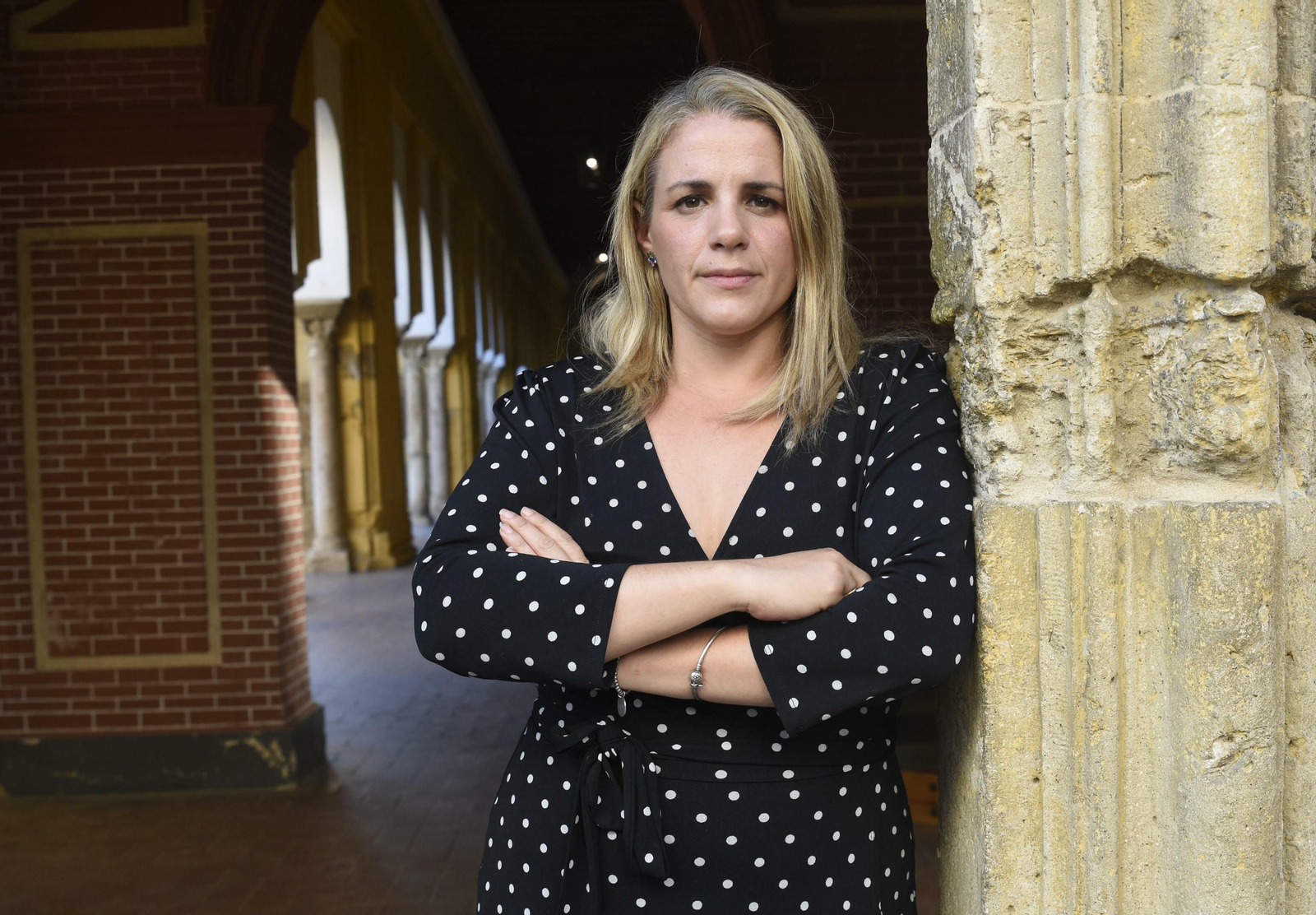 Sarai Herrera posa en los portales del Patio de los Naranjos de la Mezquita-Catedral.