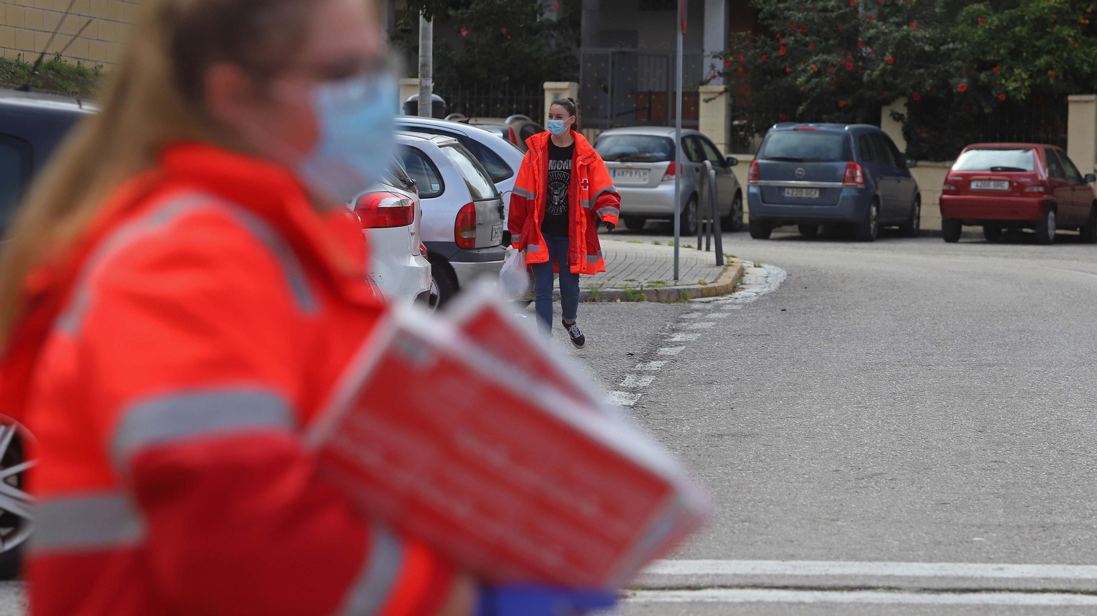 Reparto de kits alimenticios para familias de Cruz Roja