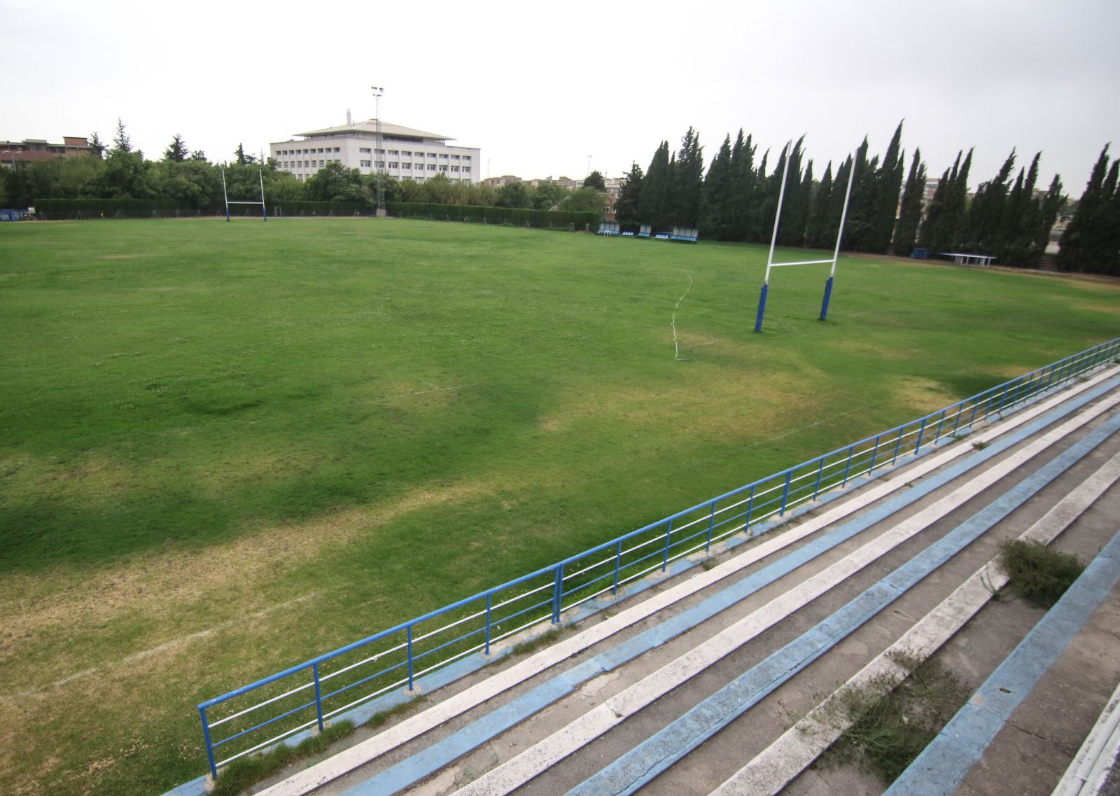 El ayuntamiento pretende edificar una torre de pisos en el campo de rugby de Fuentenueva.