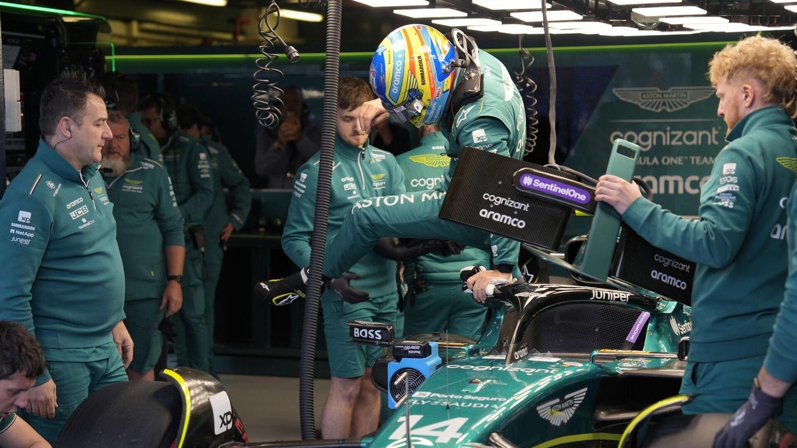 Fernando Alonso sale del Aston Martin en Melbourne.