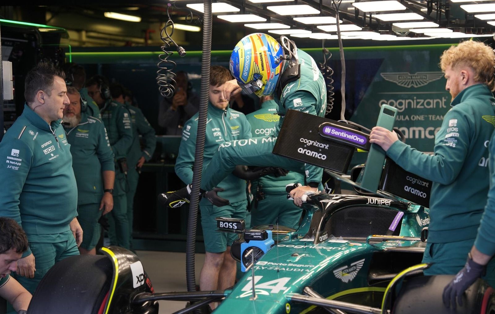 Fernando Alonso sale del Aston Martin en Melbourne.