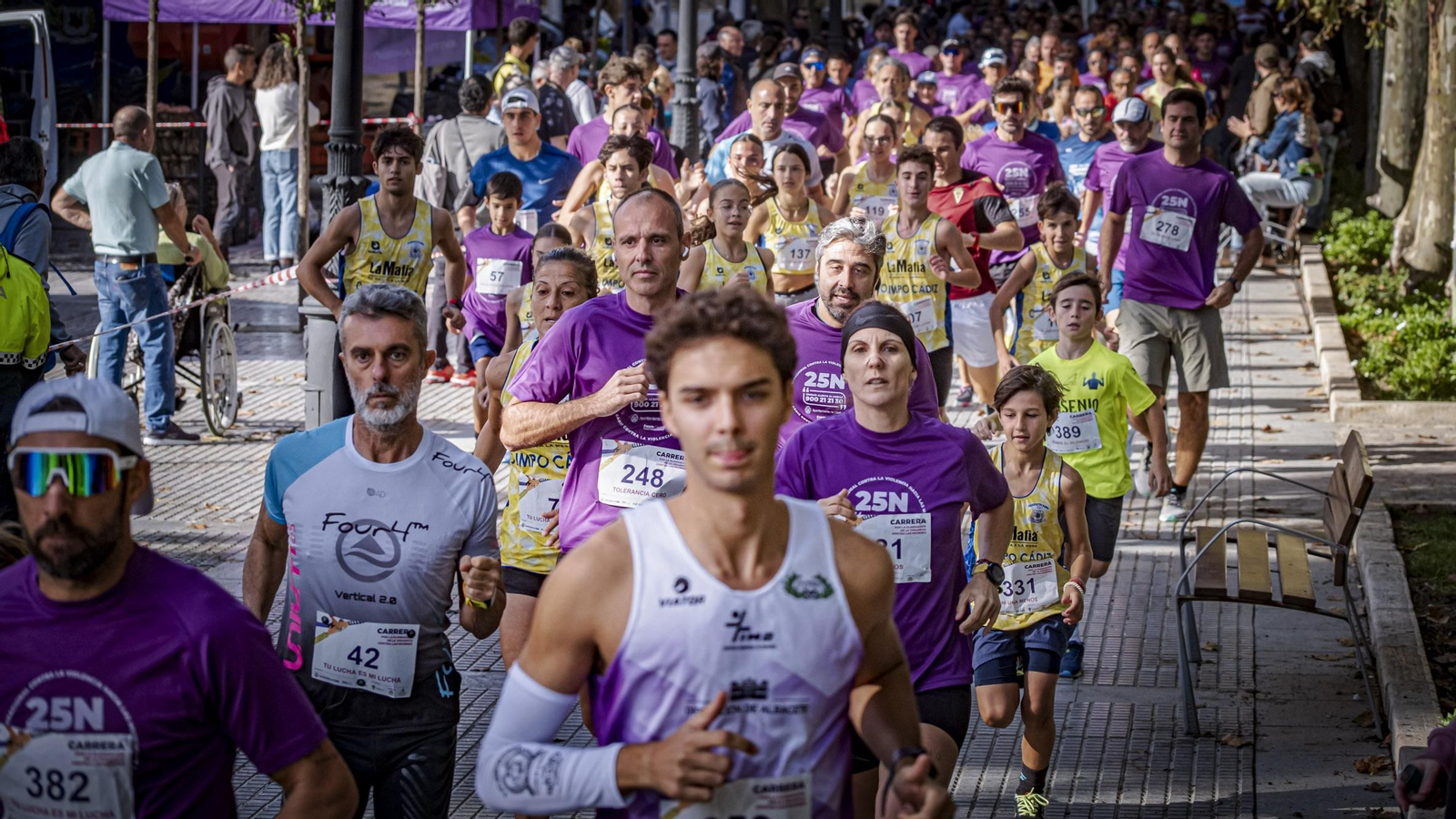Búscate entre las imágenes de la III Carrera de Cádiz por la Eliminación de la Violencia contra las Mujeres