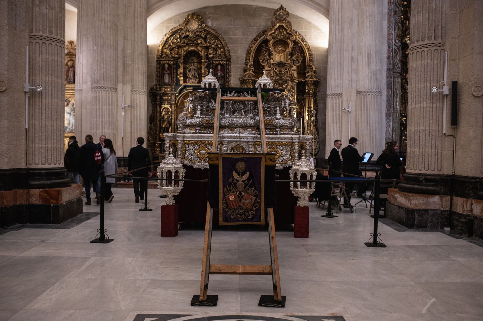 El traslado del Señor de Pasión a su paso, en imágenes