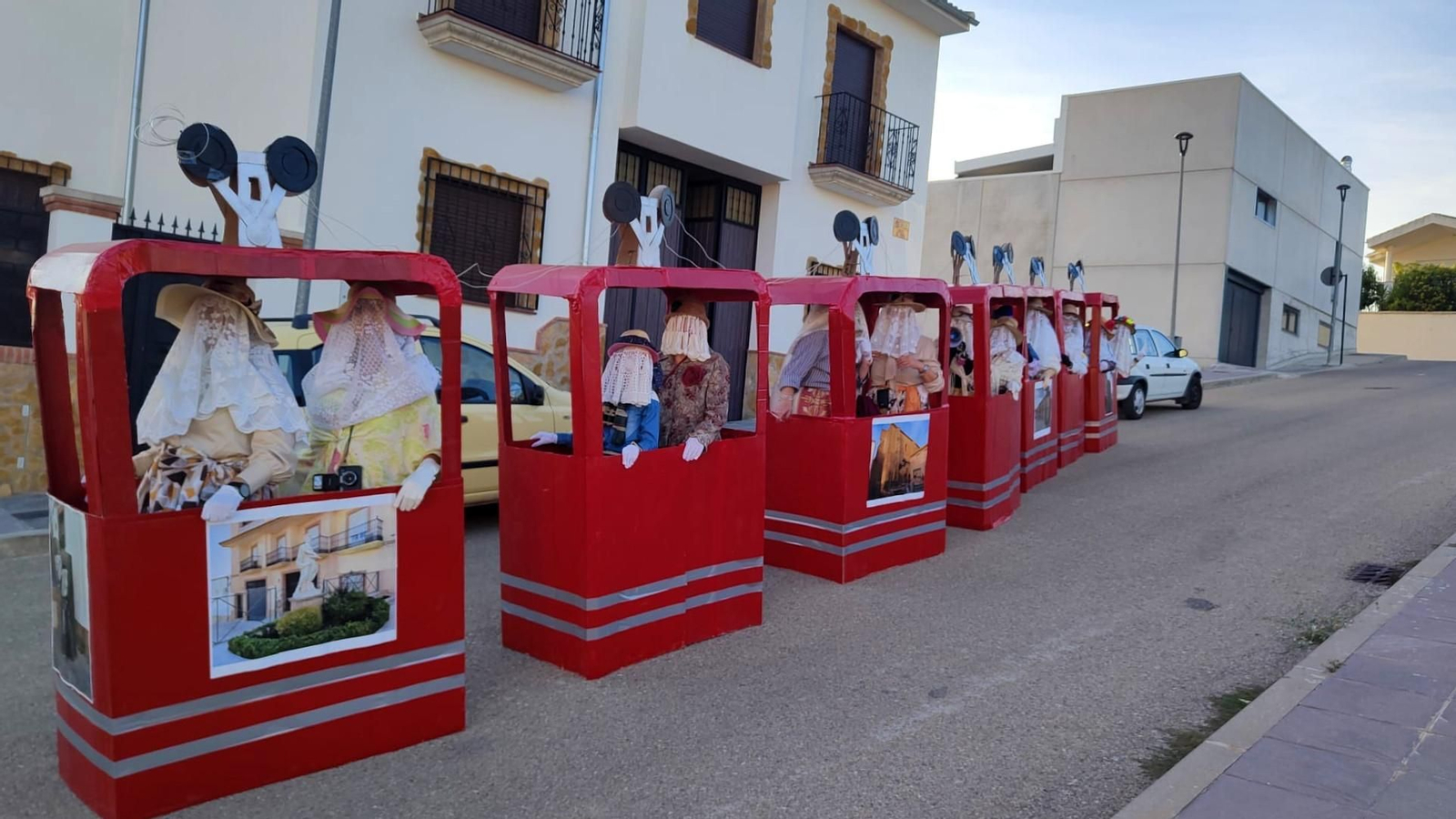 En Rus, esta fiesta se vive como un auténtico Carnaval, llenando las calles de disfraces tan divertidos como este telesférico turístico.