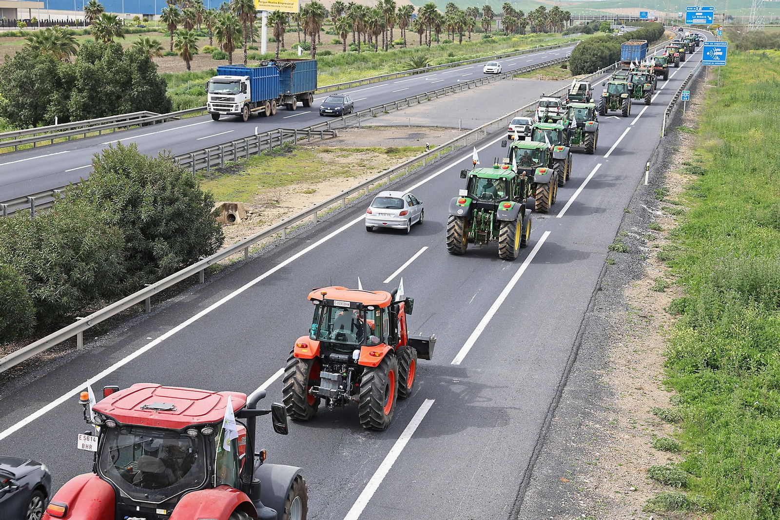 Imágenes de la multitudinaria tractorada de los agricultores en Huelva