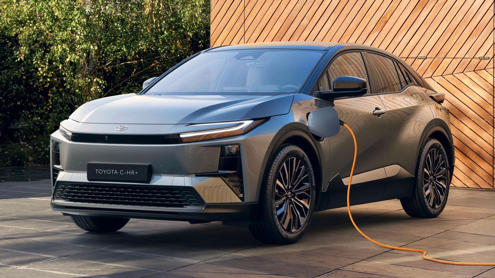 La gama la componen dos versiones con diferente equipamiento de serie y, una, con tracción delantera; mientras que la otra tiene un motor por eje y, así, tracción total.