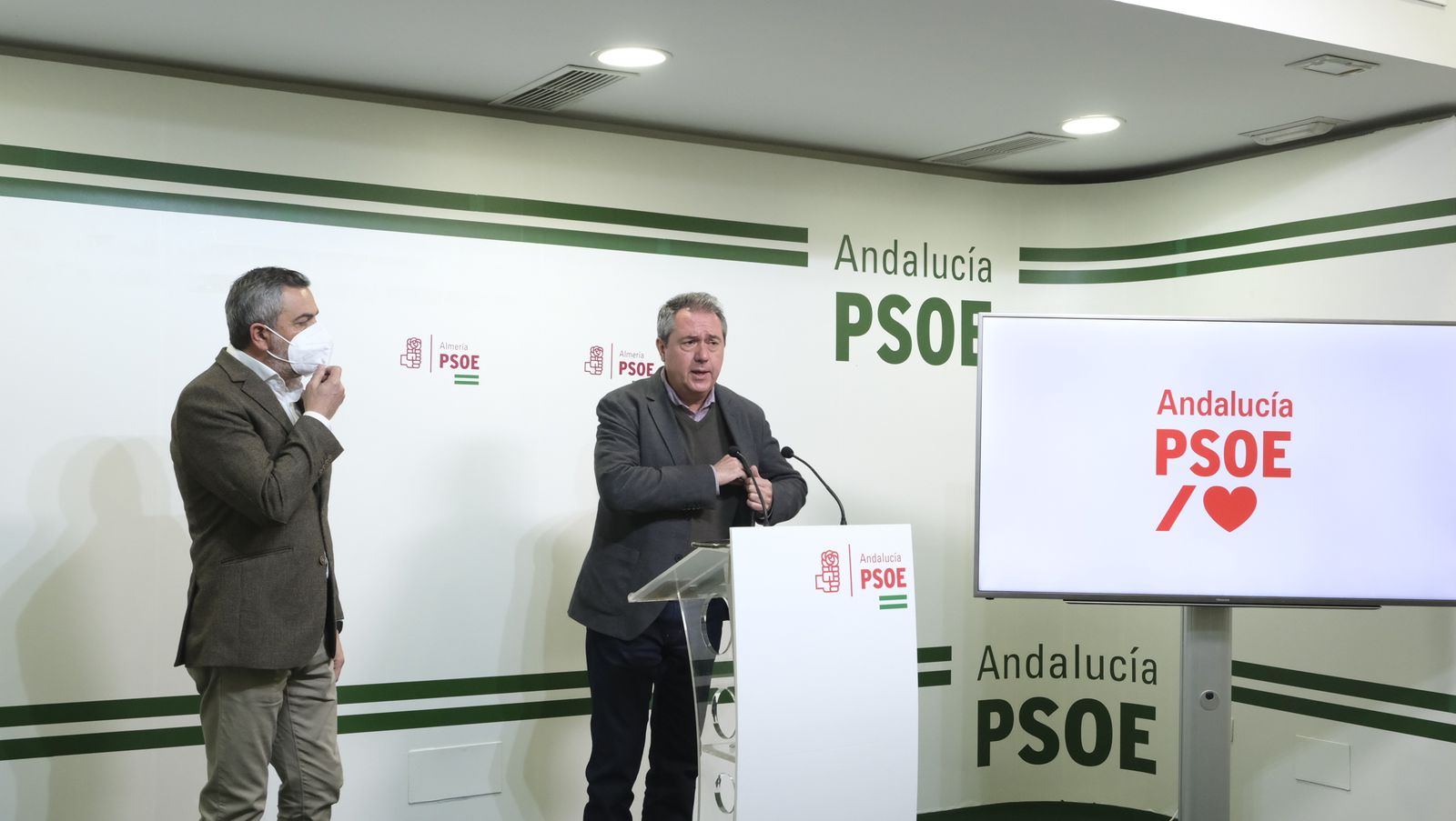 Imágenes de la visita del Secretario General del PSOE-A, Juan Espadas, a Almería.