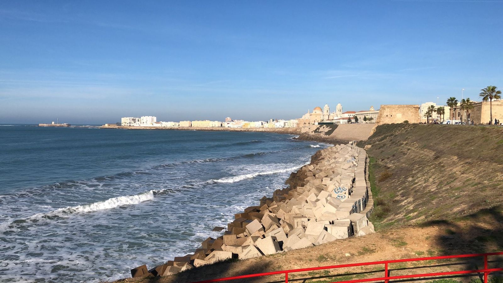 Día de Año Nuevo, muy despejado en Cádiz capital.