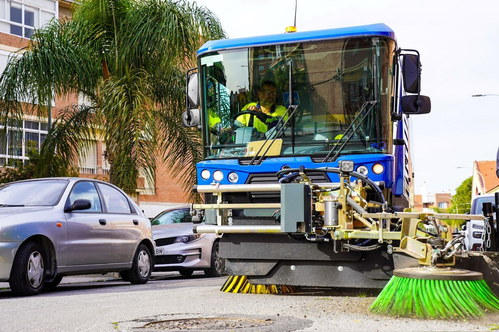 Una máquina limpiando las calles de Motril