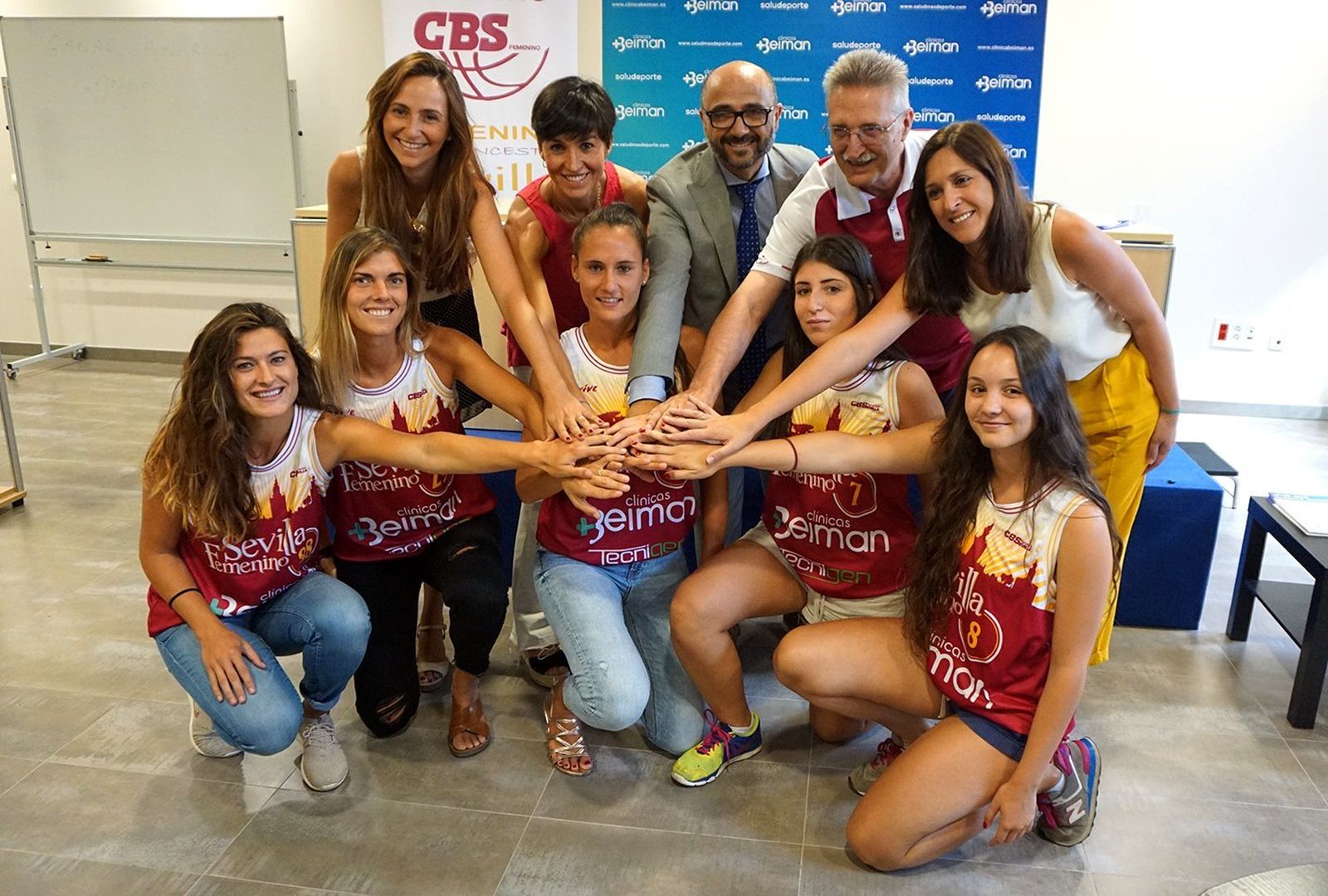 Las jugadoras del CB Sevilla Femenino junto al gerente de Clínicas Beiman, Benjamín Ruiz, y el director deportivo del club, Alberto Pesquera.