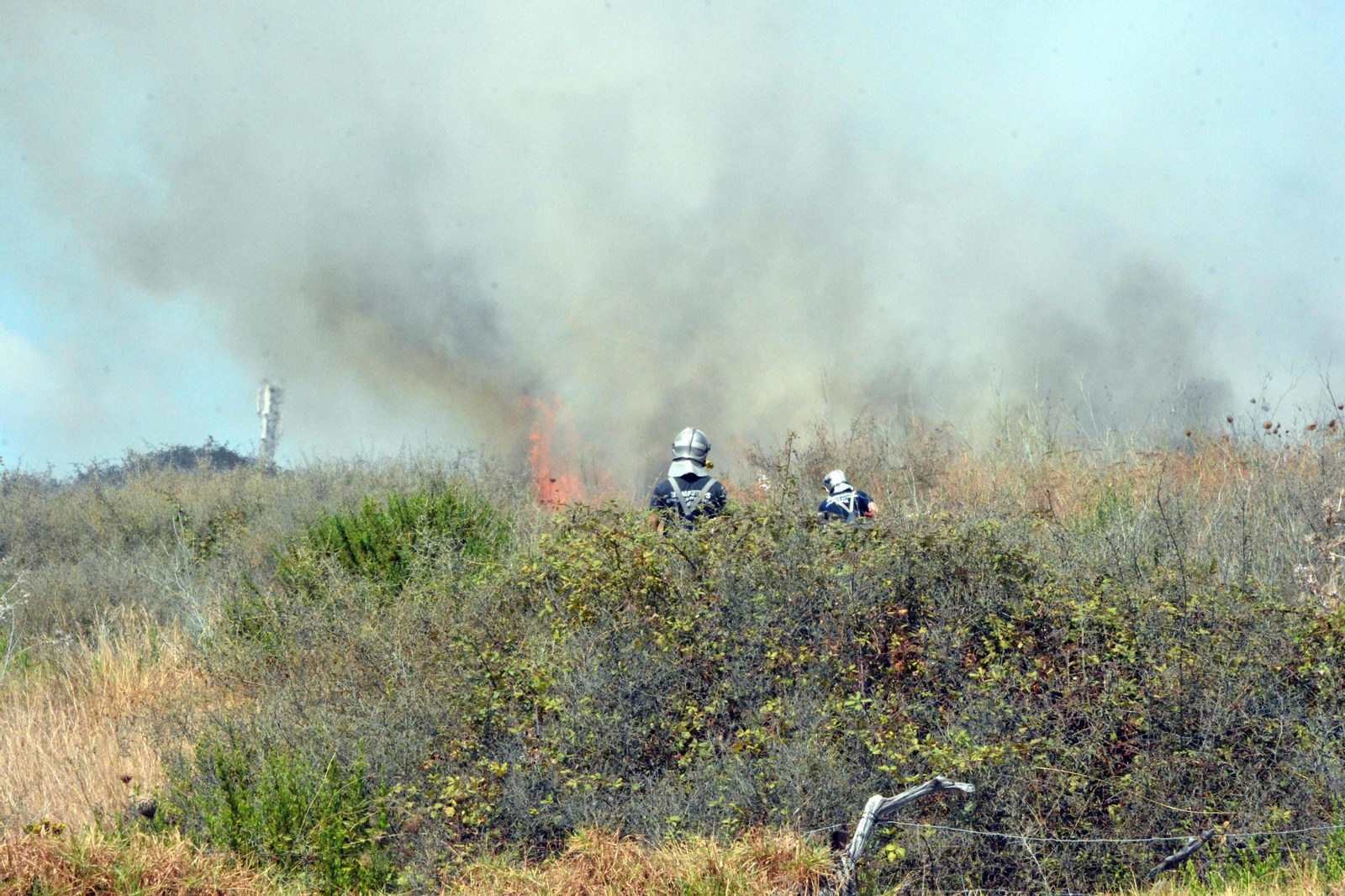 Actuación de los bomberos en el incendio de ayer.
