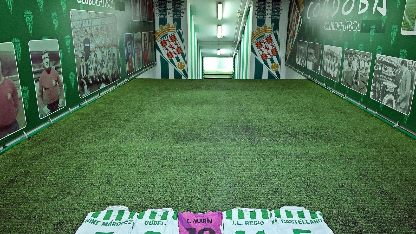 Imagen de las camisetas de los cinco capitanes del Córdoba CF en el túnel de vestuarios.