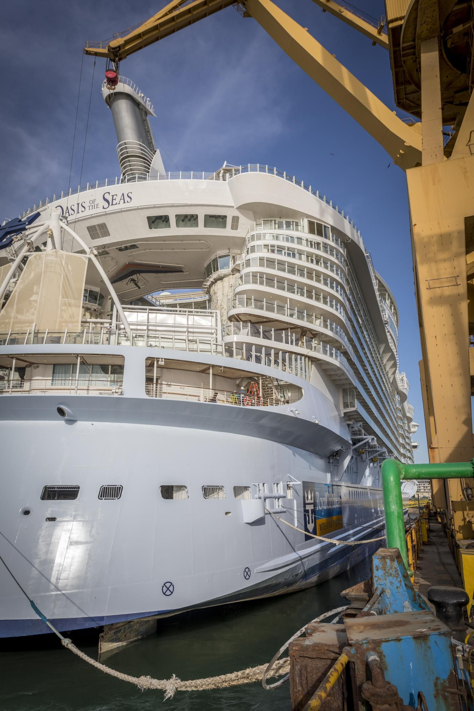 Vista de la popa del buque tras ser reparados los daños causados por la caída de dos grúas en Bahamas.