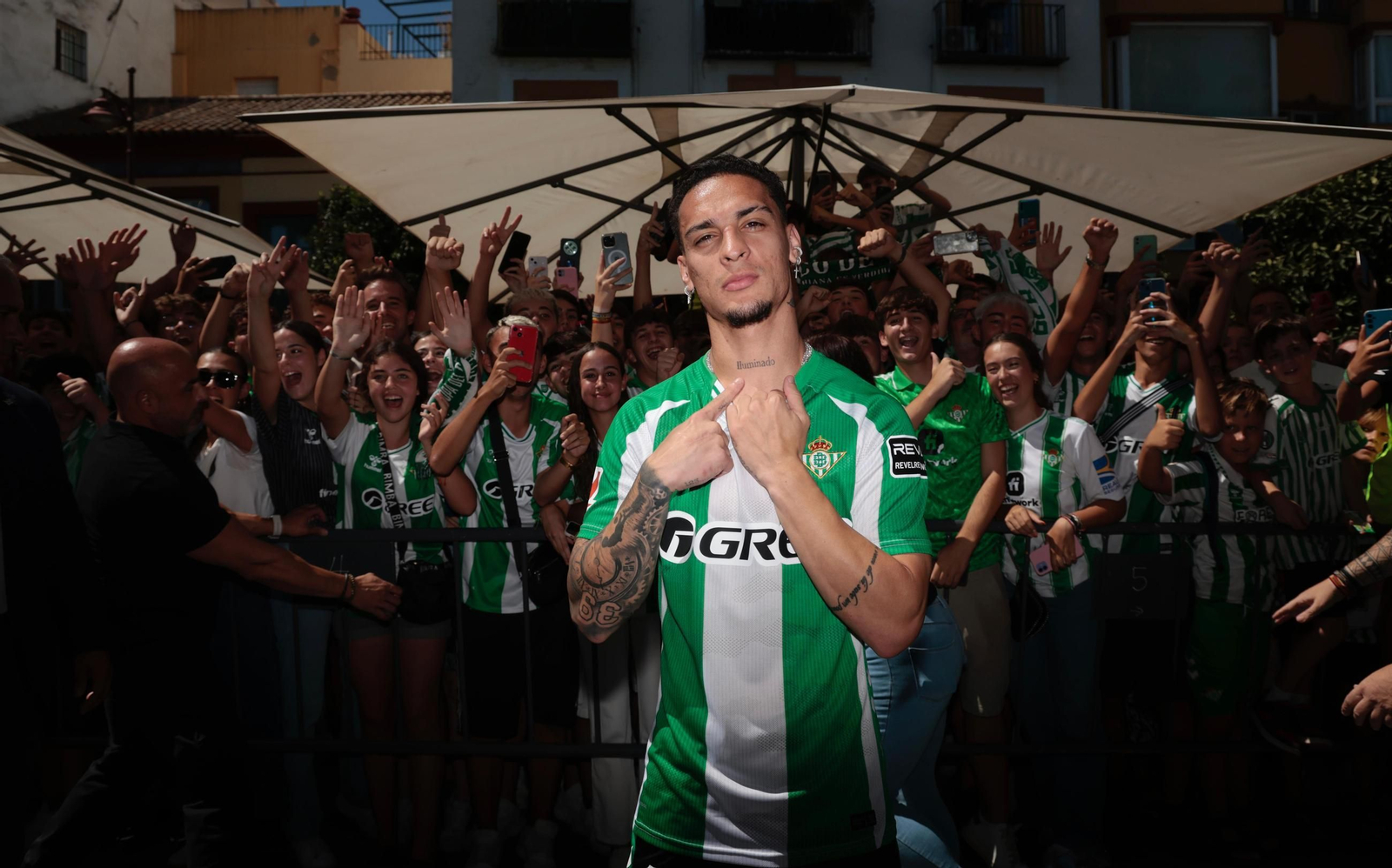 Antony durante su presentación como bético