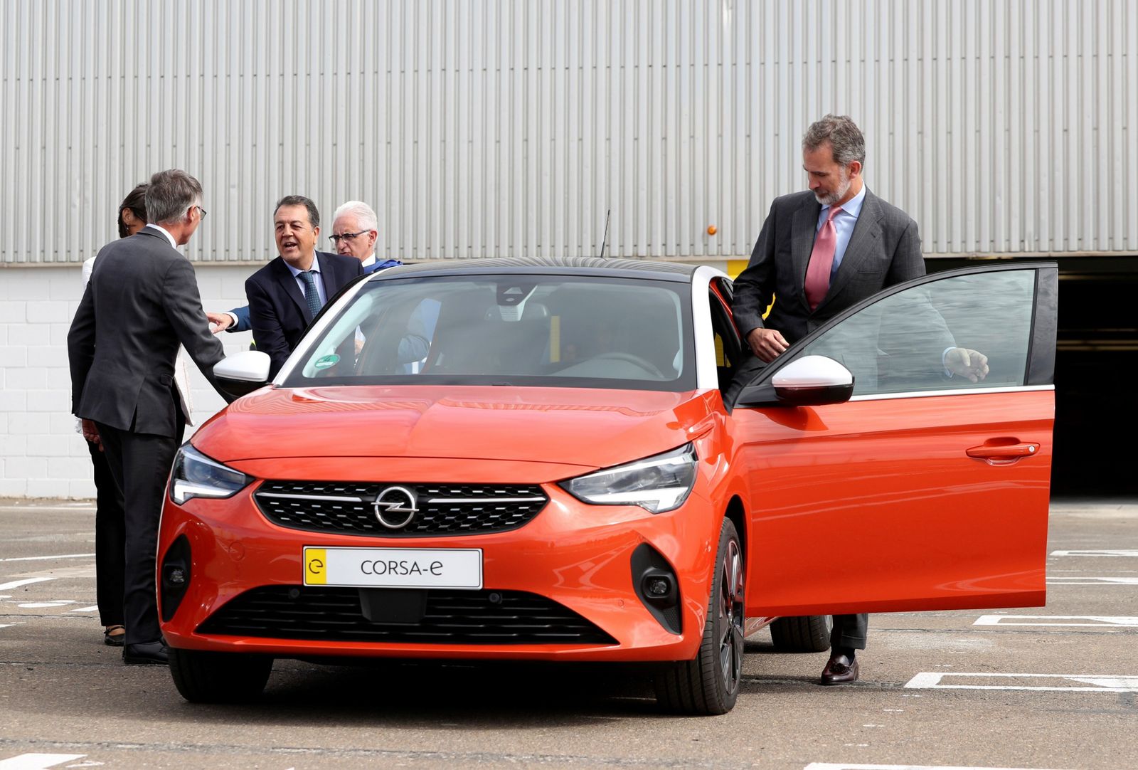 El Rey Felipe VI subiéndose al nuevo Opel Corsa-e de 2020.