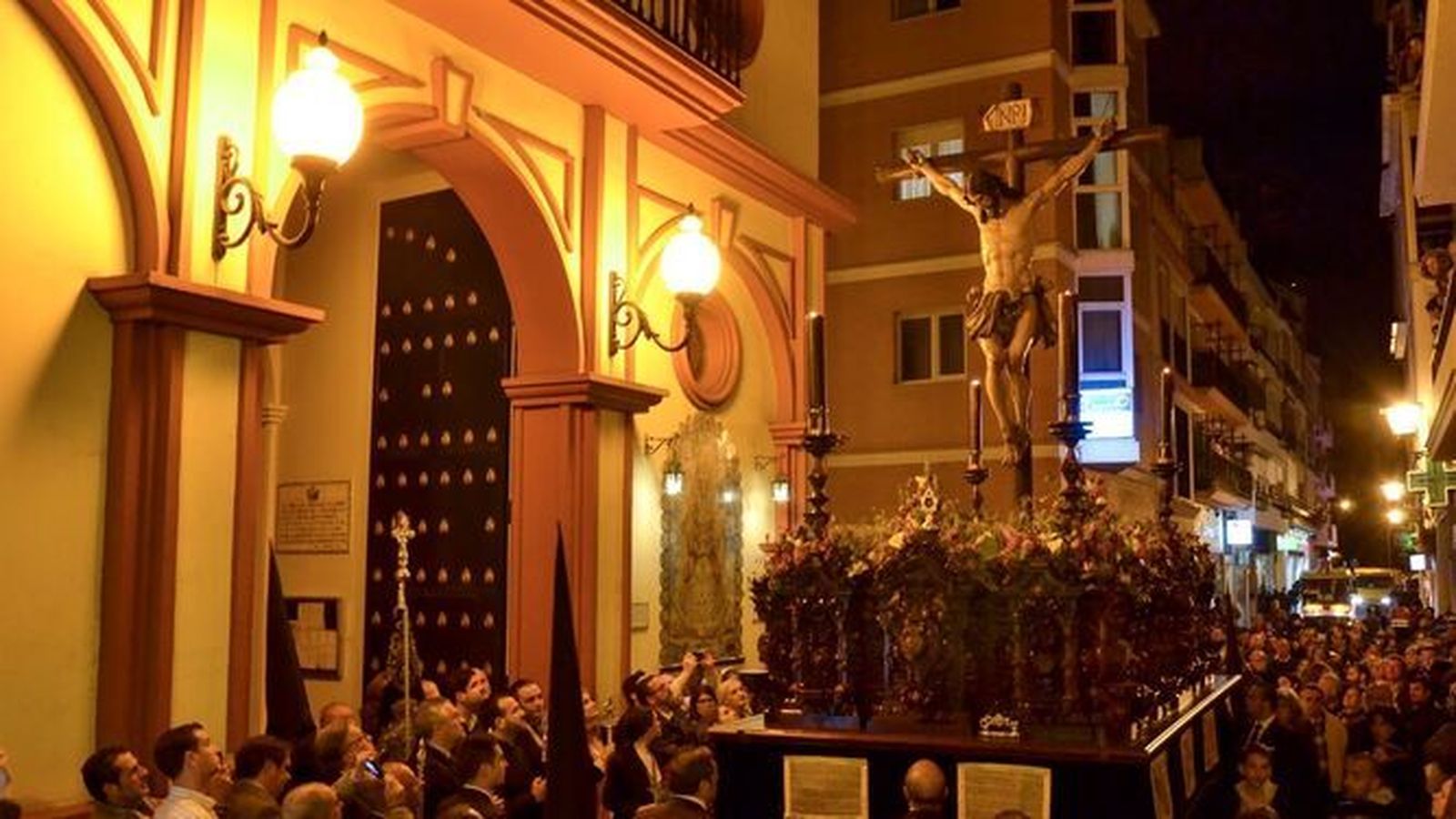 Pasión y Muerte ante la Capilla de la Hermandad del Rocío de Triana