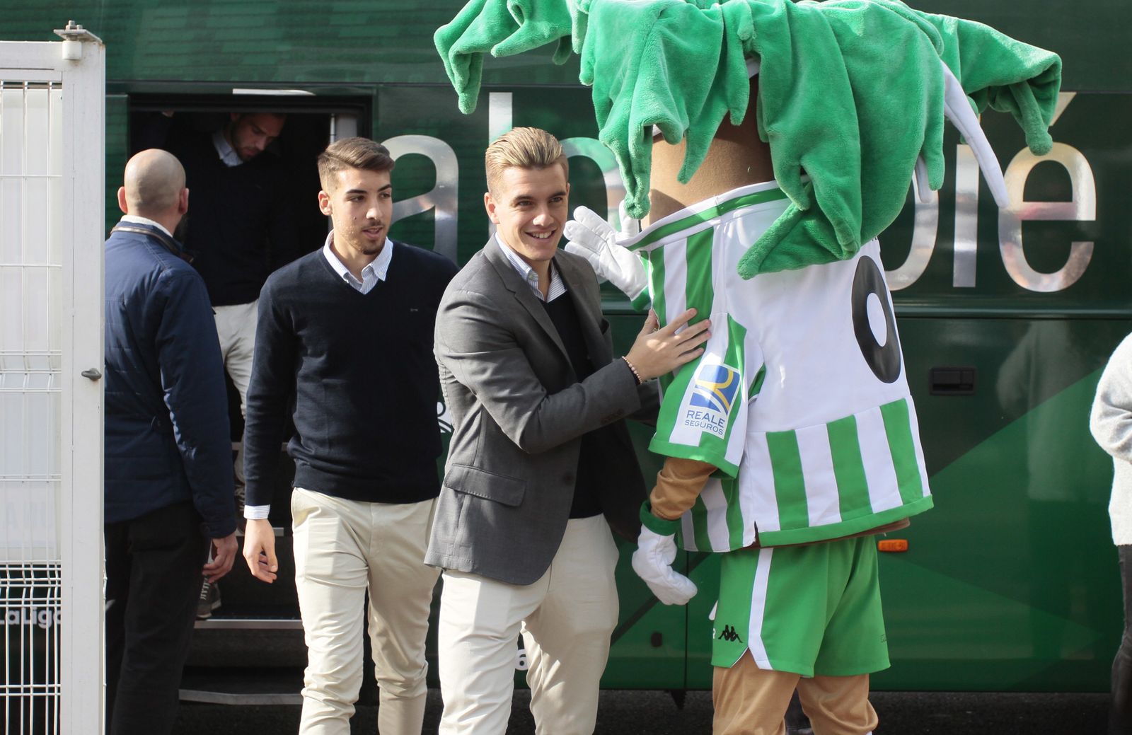 Lo Celso saluda a Palmerín en el almuerzo navideño del club verdiblanco.