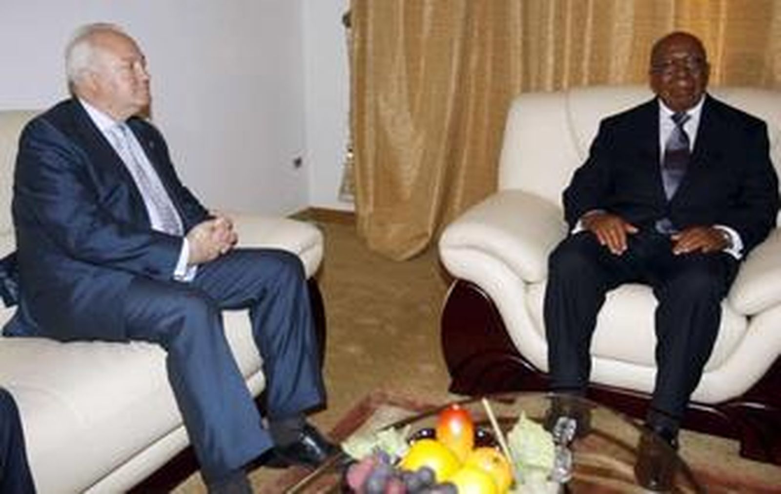 Miguel Ángel Moratinos con el primer ministro de la República Democrática del Congo, Antoine Gigenda, en Kinshasa.